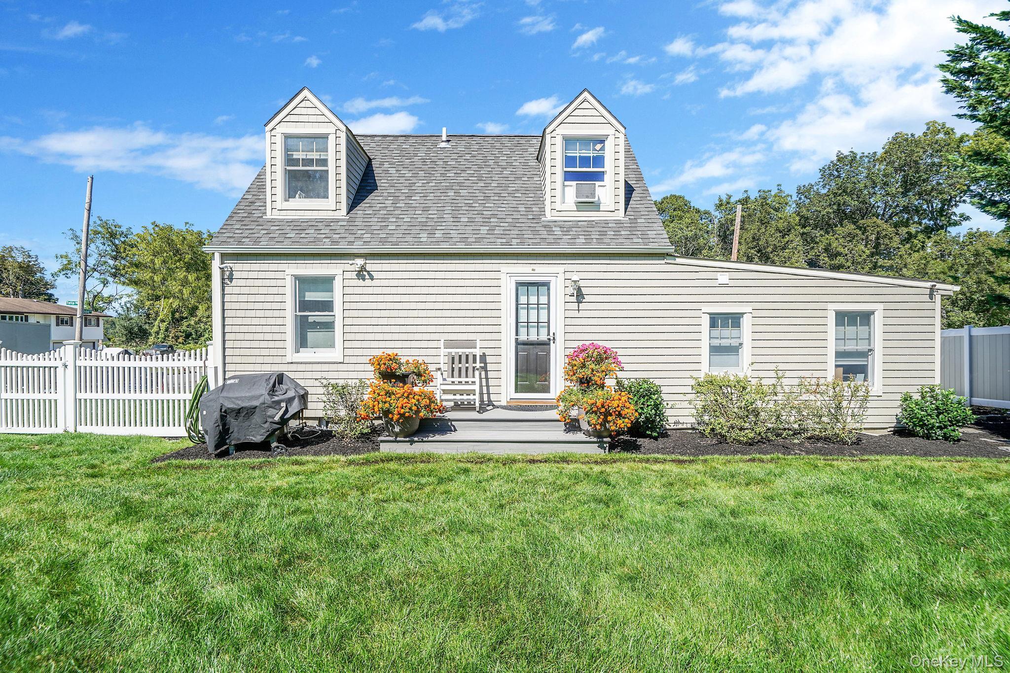 Single Family Tulip  Suffolk County, NY 11754, MLS-912569-8