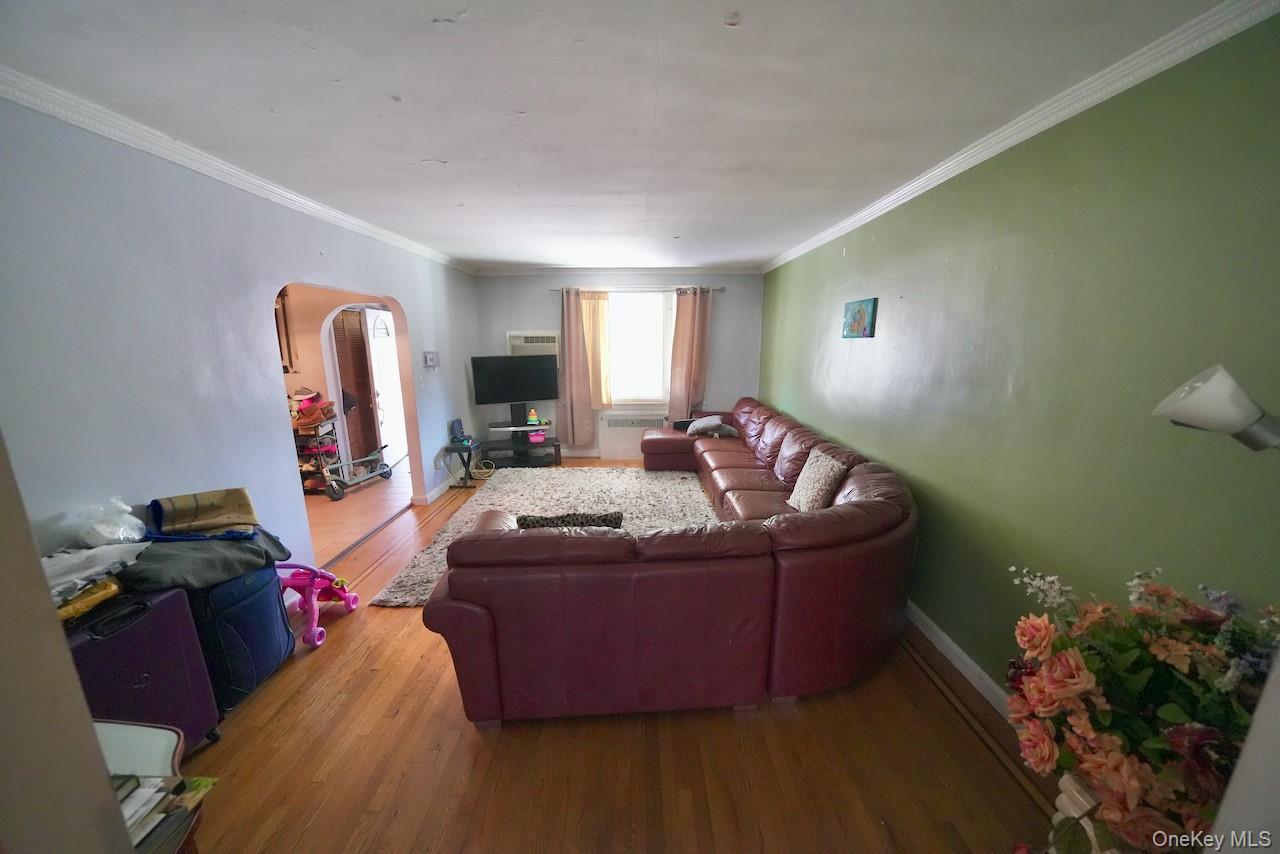 Single Family Fenton Ave  Bronx, NY 10469, MLS-913011-11