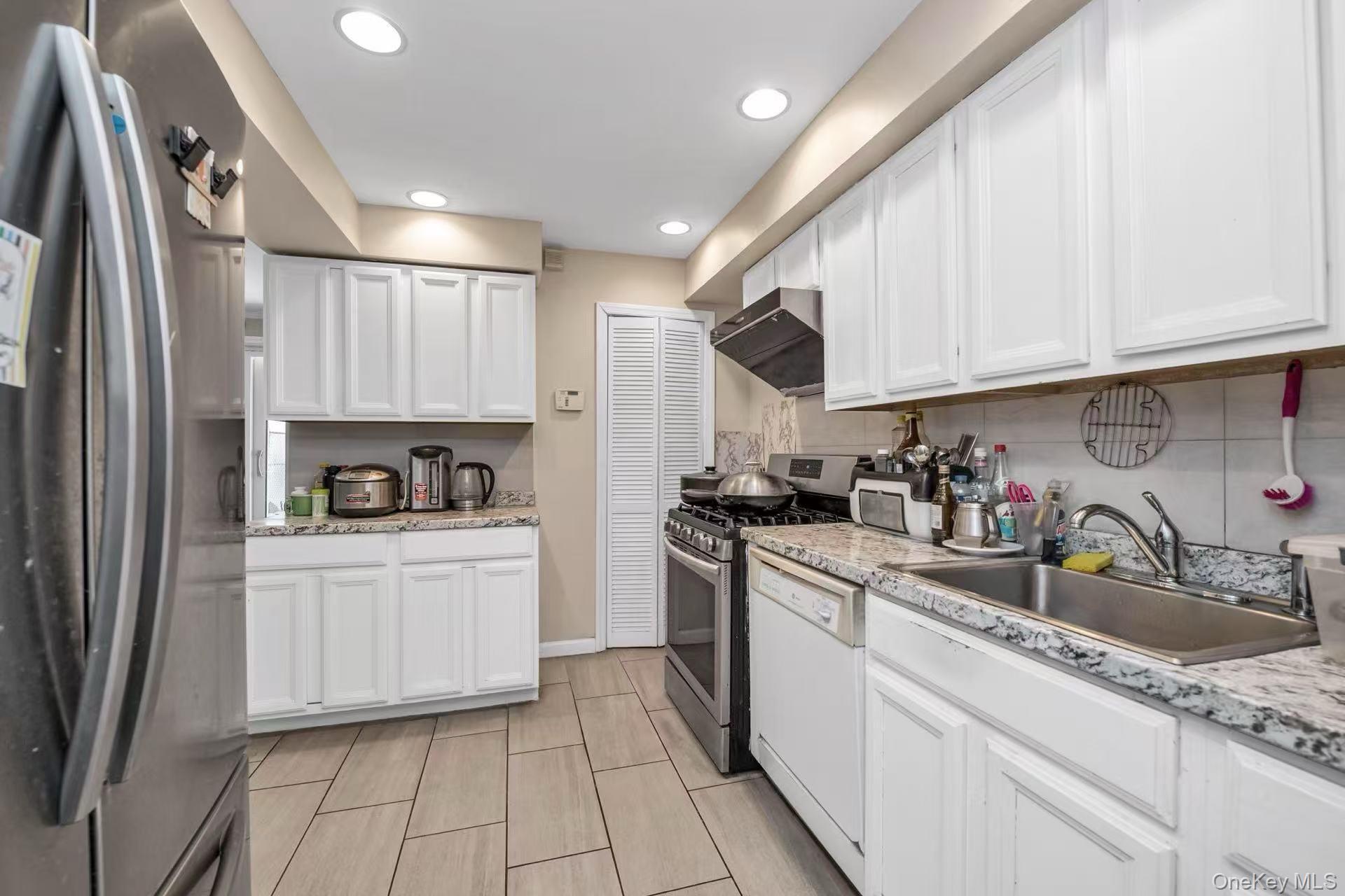 Single Family Centreville  Queens, NY 11417, MLS-913455-6