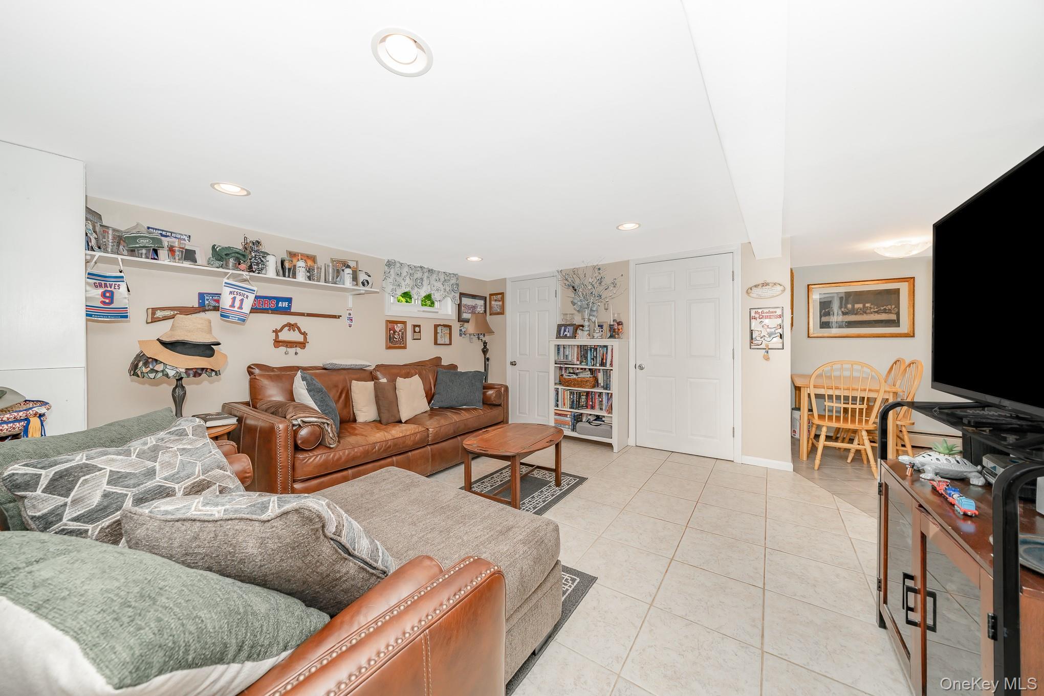 Single Family Roanoke Nassau County, NY 11783, MLS-913508-24