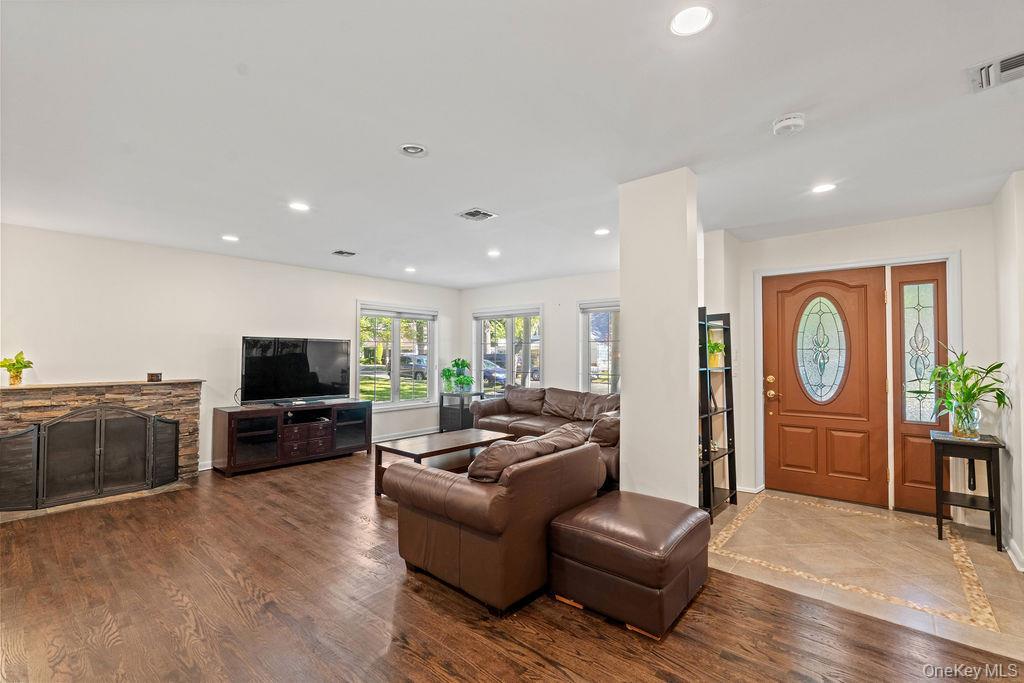 Single Family Plymouth Nassau County, NY 11023, MLS-913583-19