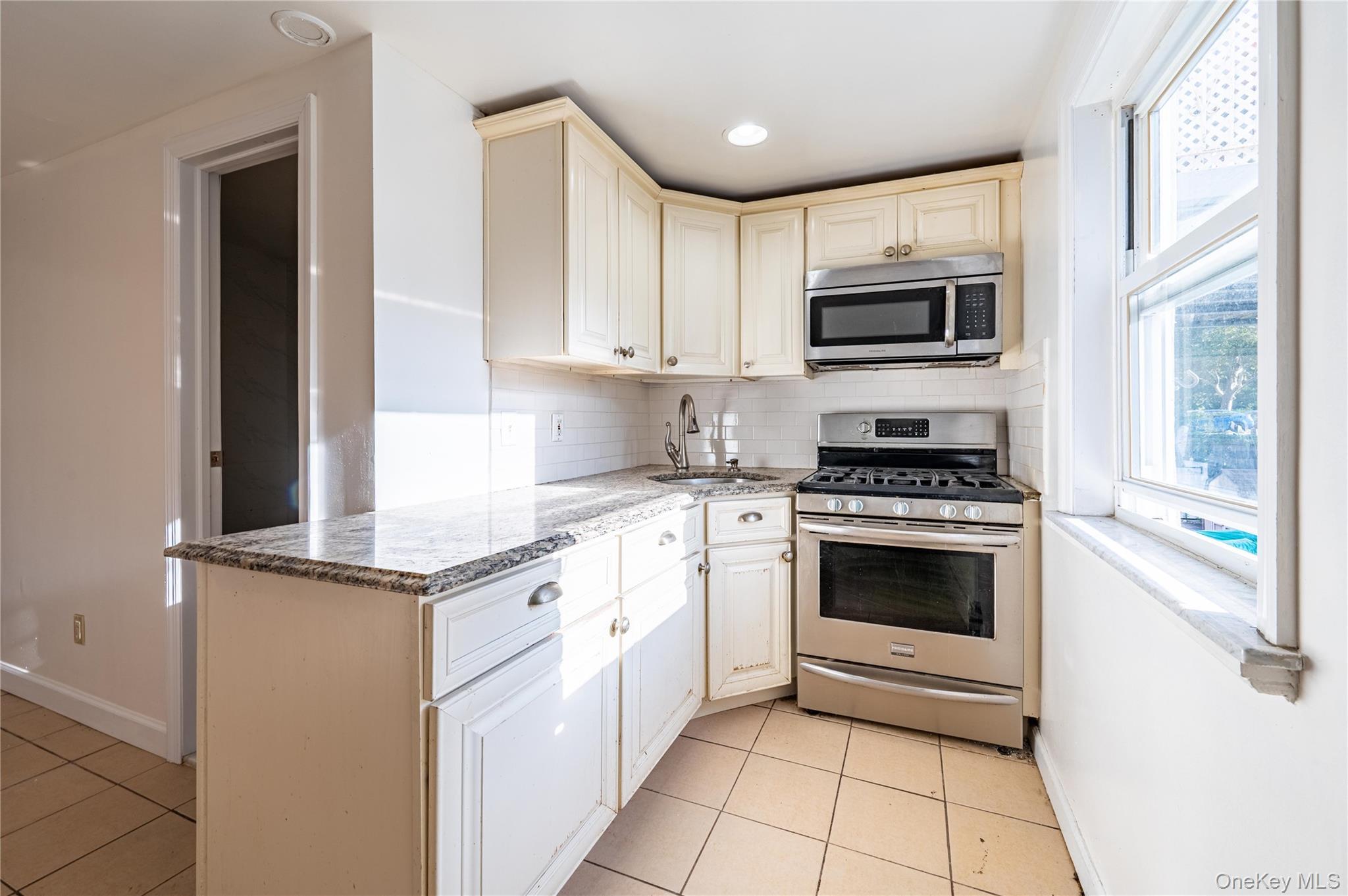 Single Family Throggmorton  Bronx, NY 10465, MLS-913729-16