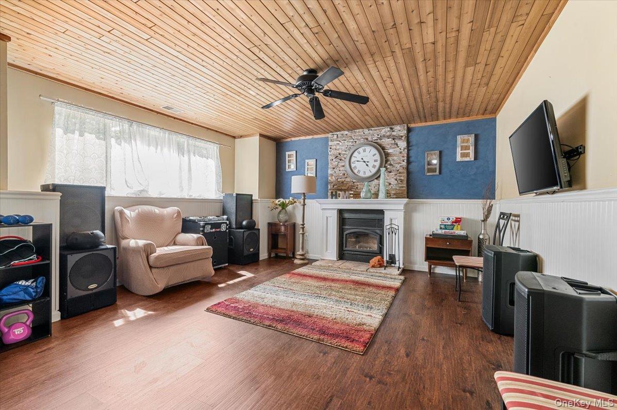 Single Family Plymouth Suffolk County, NY 11772, MLS-913802-16