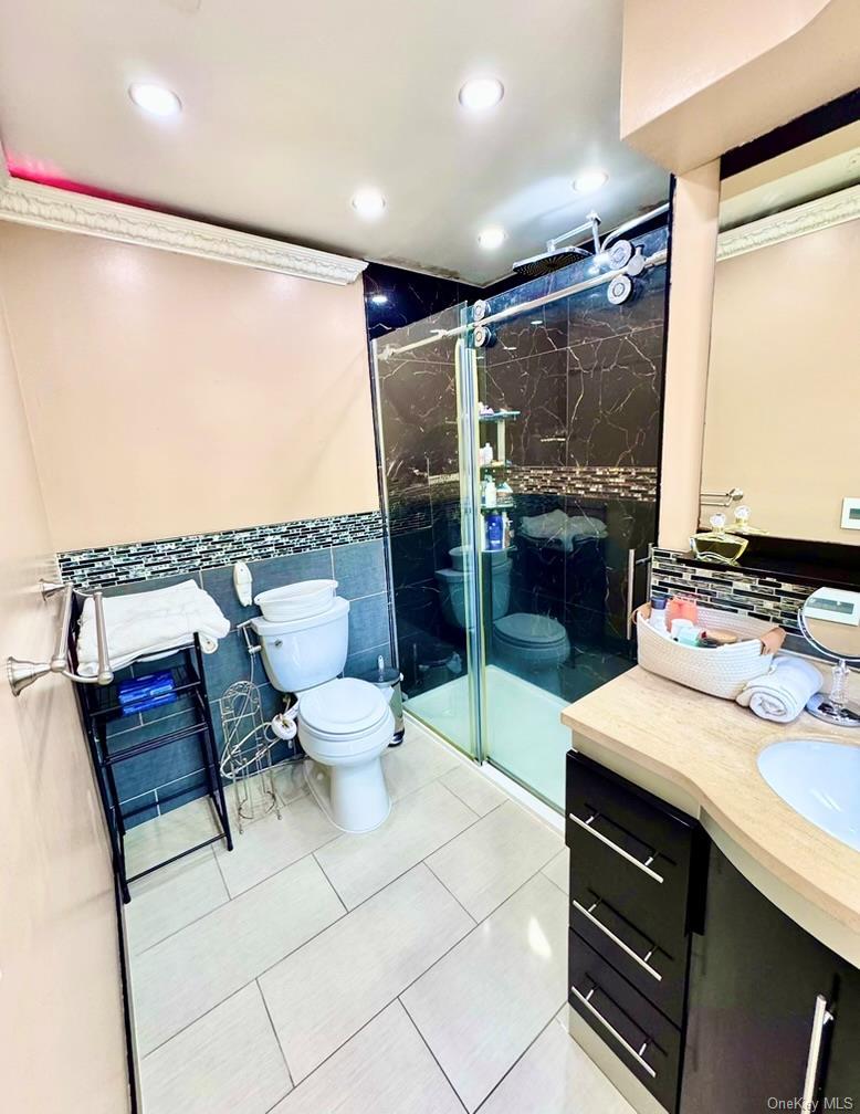 Single Family Walnut Nassau County, NY 11096, MLS-913823-17