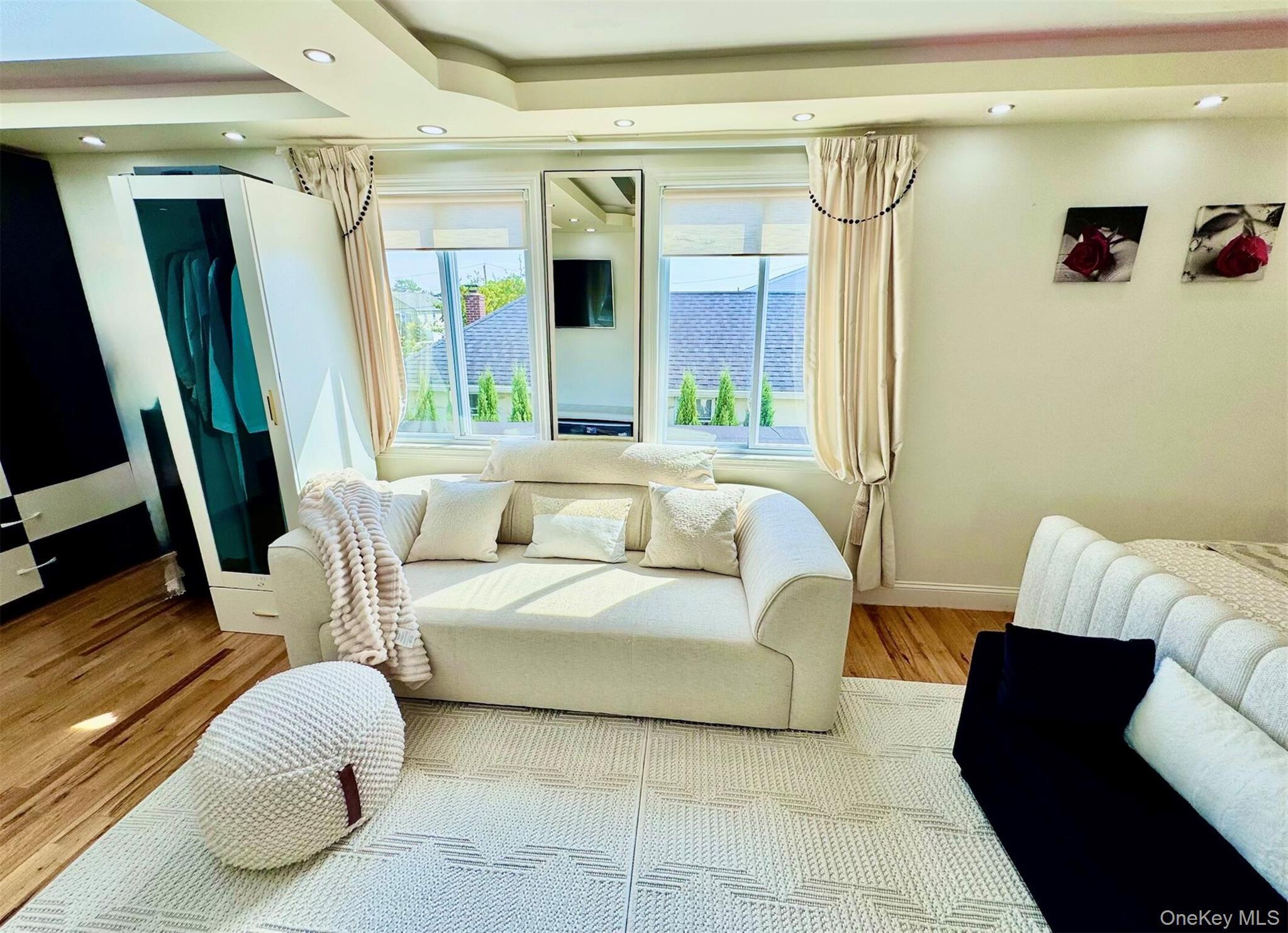 Single Family Walnut Nassau County, NY 11096, MLS-913823-19