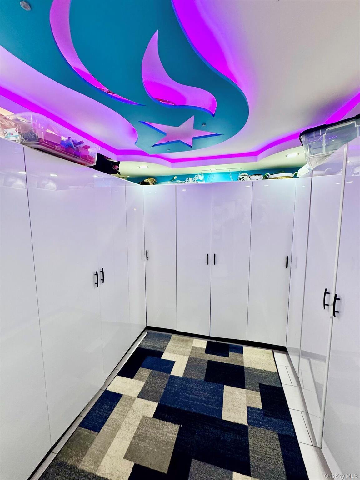 Single Family Walnut Nassau County, NY 11096, MLS-913823-22