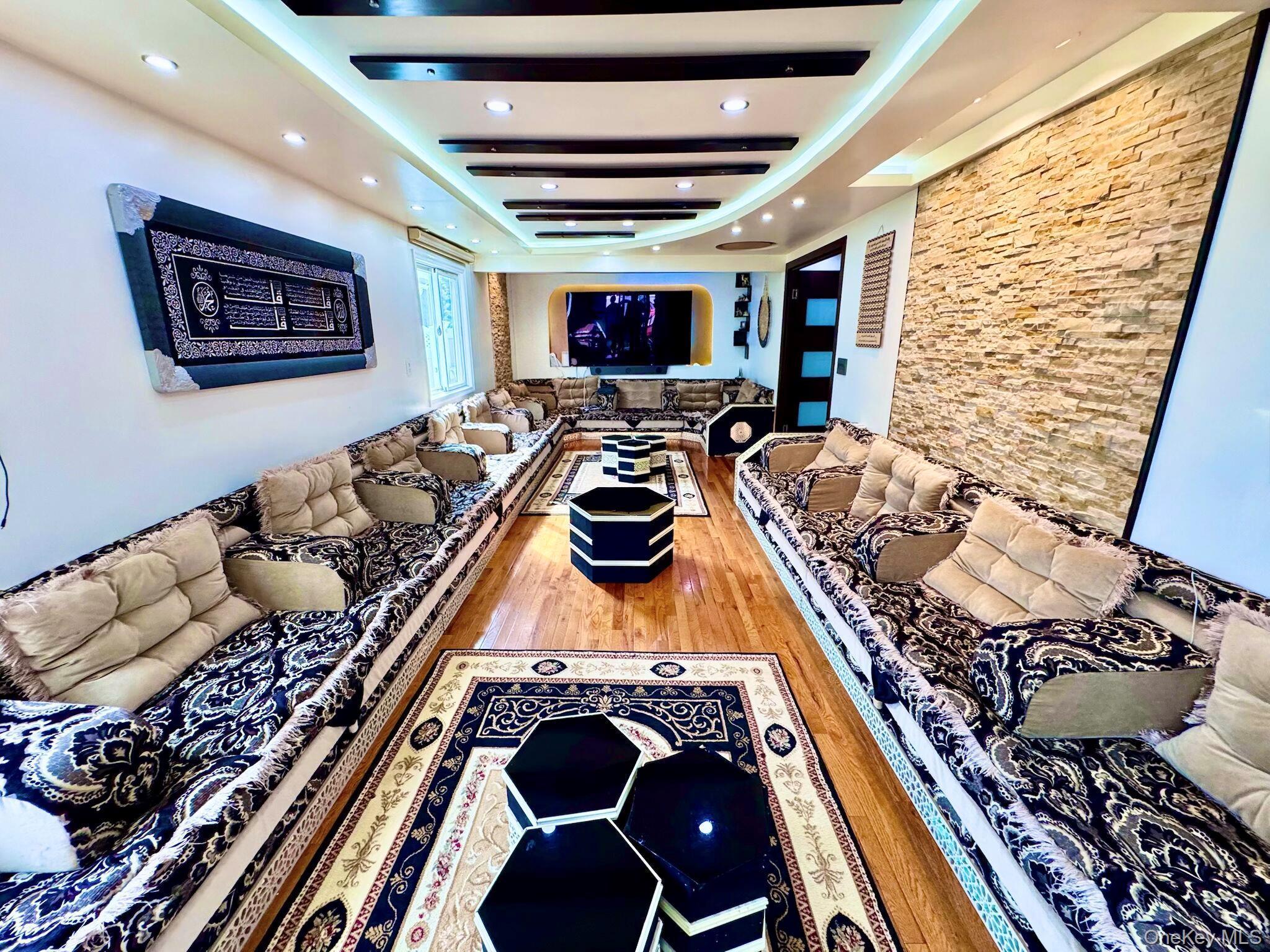 Single Family Walnut Nassau County, NY 11096, MLS-913823-27