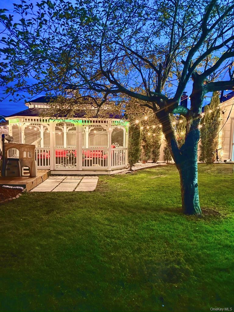 Single Family Walnut Nassau County, NY 11096, MLS-913823-28