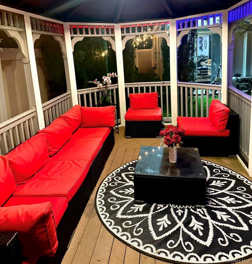 Single Family Walnut Nassau County, NY 11096, MLS-913823-29