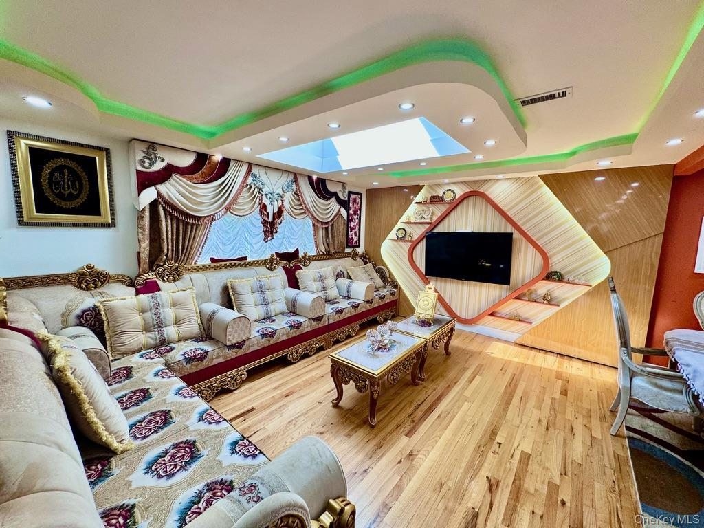 Single Family Walnut Nassau County, NY 11096, MLS-913823-9