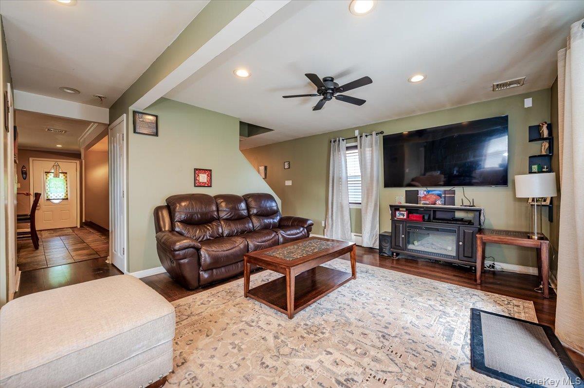 Single Family Westcott  Nassau County, NY 11096, MLS-913916-6