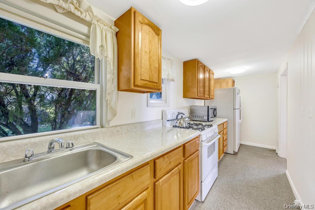 Single Family Soundview  Suffolk County, NY 11778, MLS-914365-38