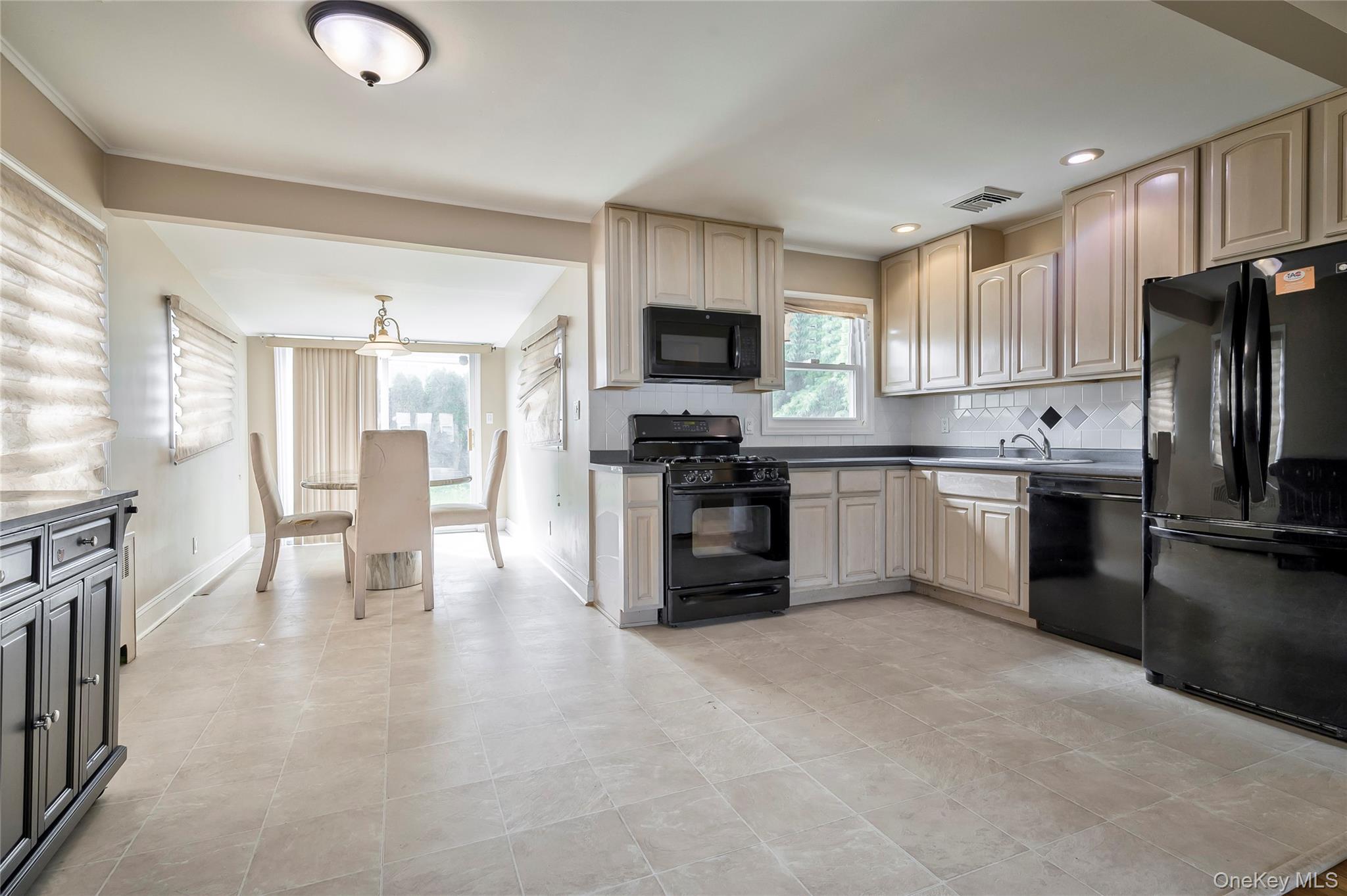 Single Family Ave  Nassau County, NY 11803, MLS-914472-6