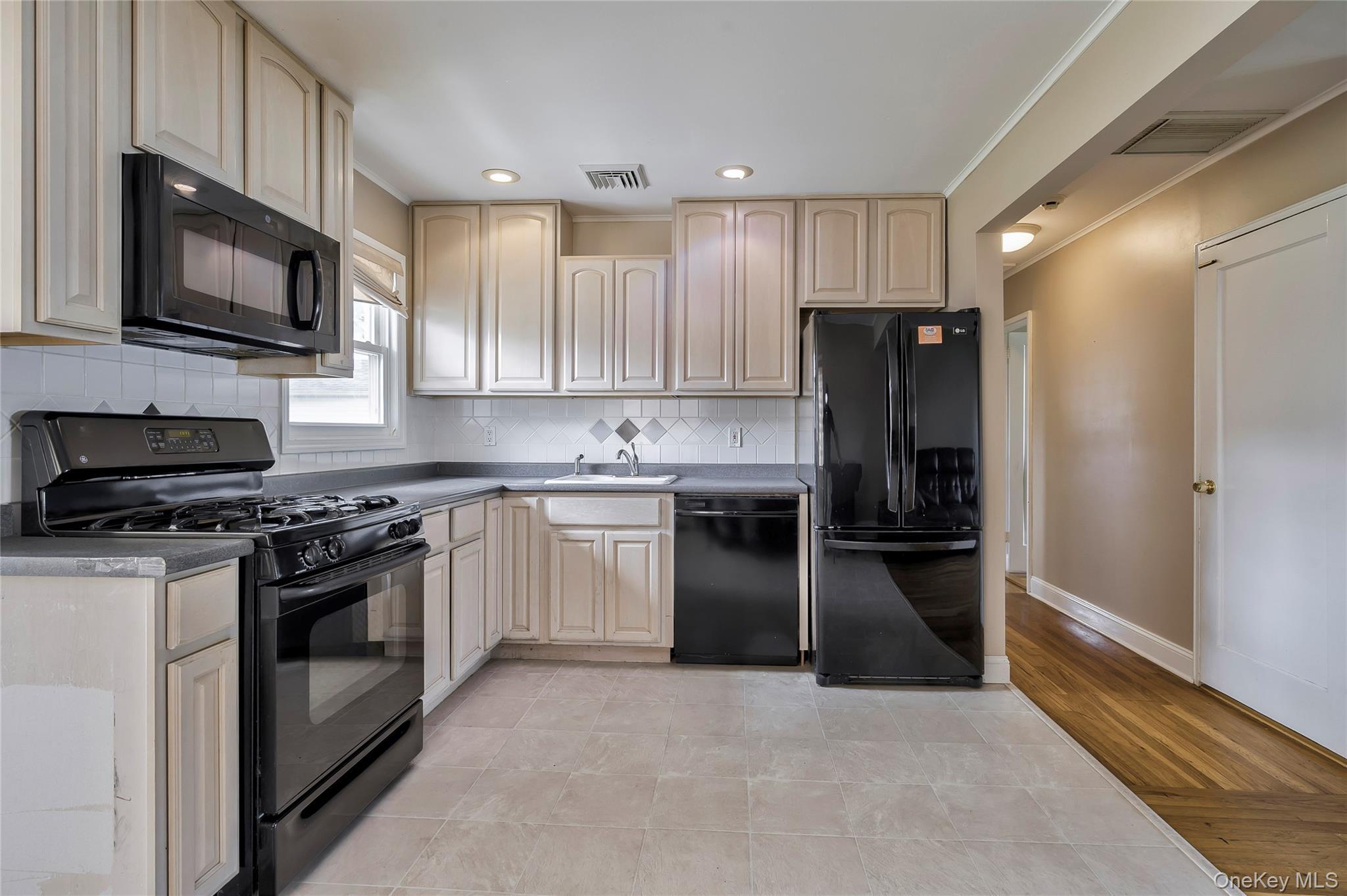 Single Family Ave  Nassau County, NY 11803, MLS-914472-8