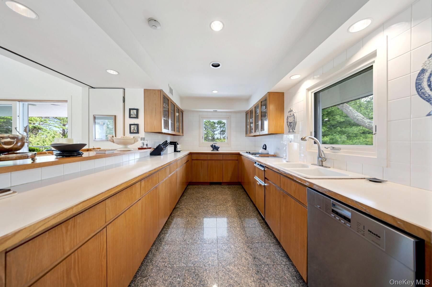 Single Family Hillside Suffolk County, NY 11968, MLS-914642-18