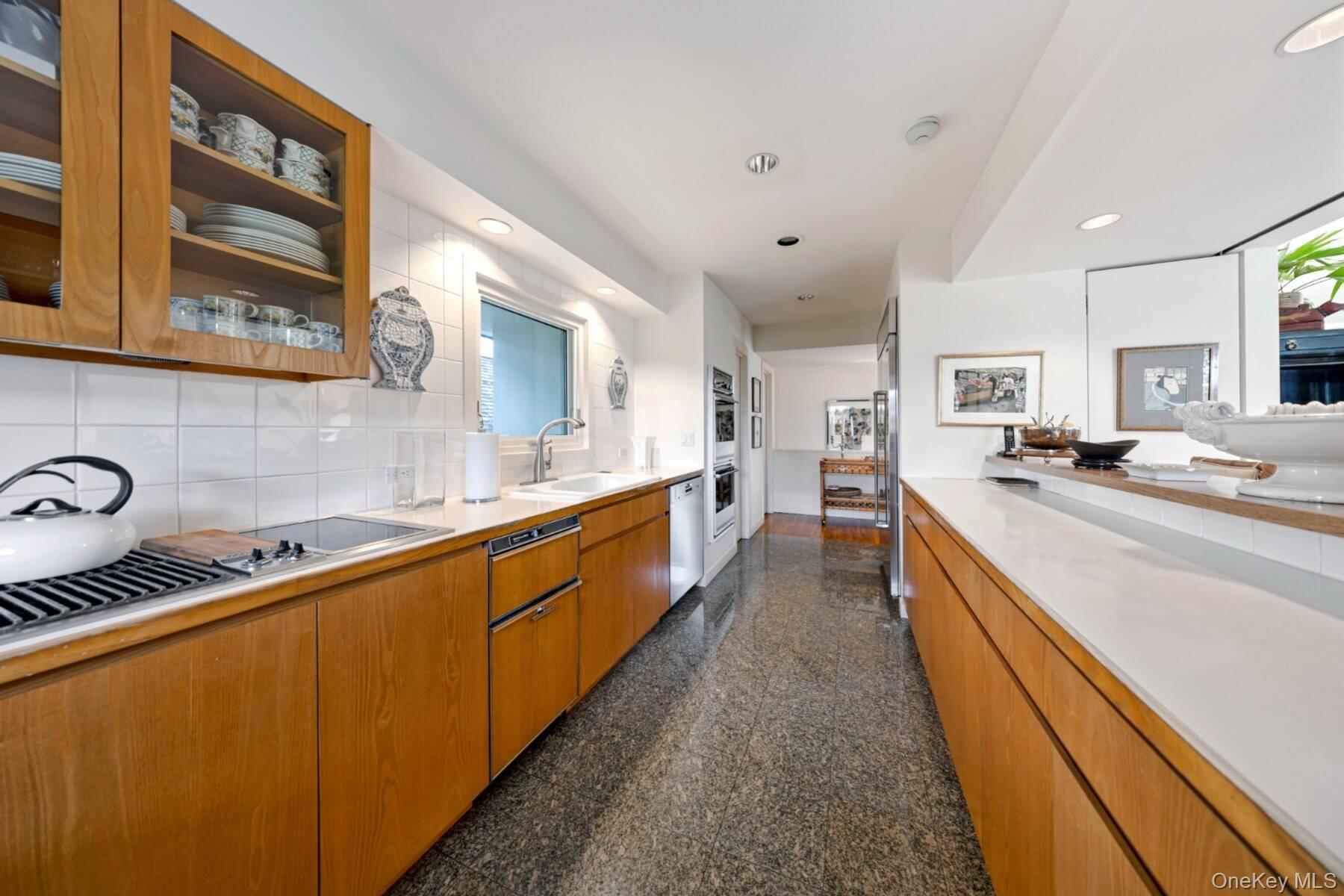 Single Family Hillside Suffolk County, NY 11968, MLS-914642-19