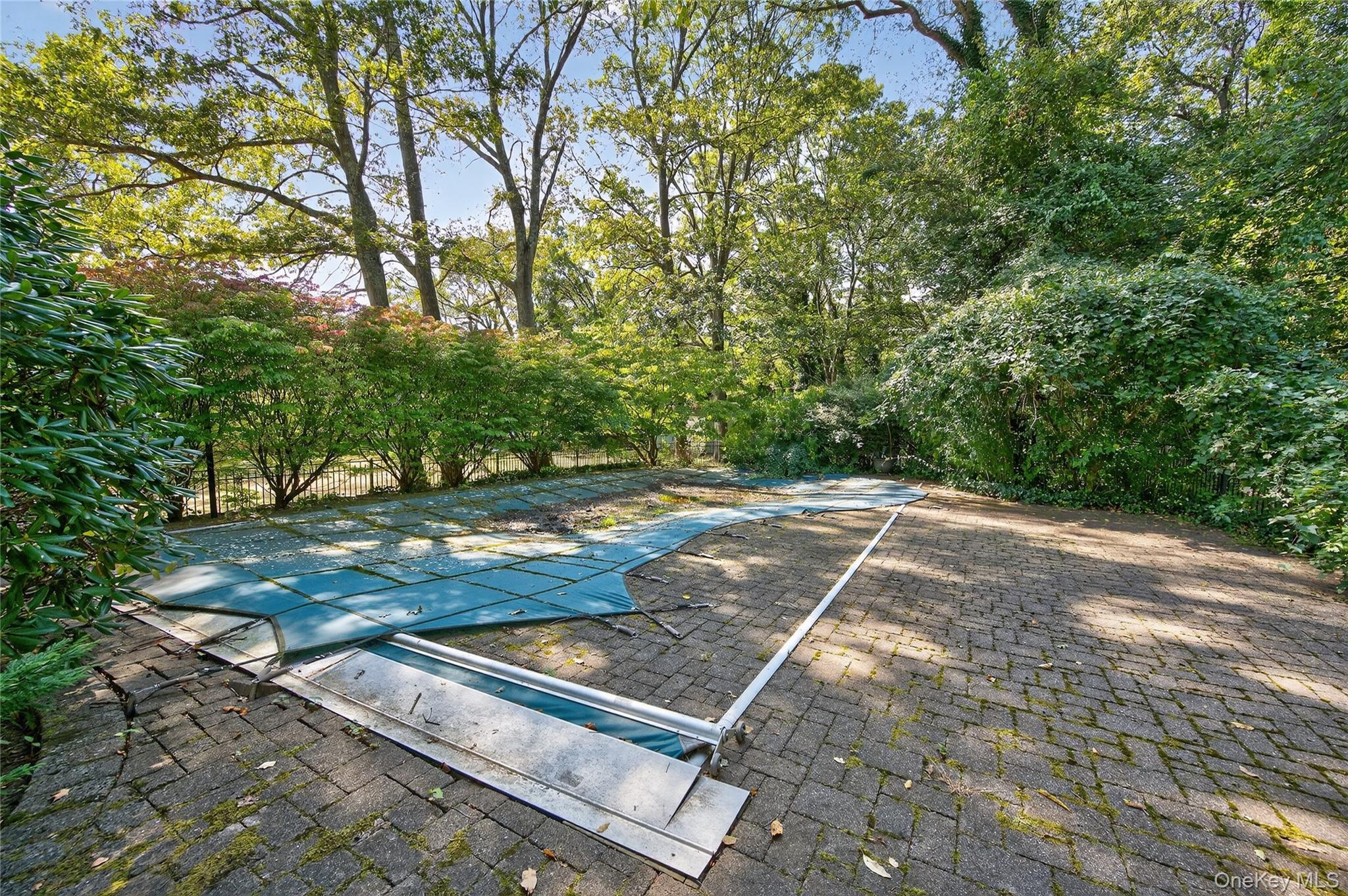 Single Family Woodvale  Nassau County, NY 11791, MLS-914648-10