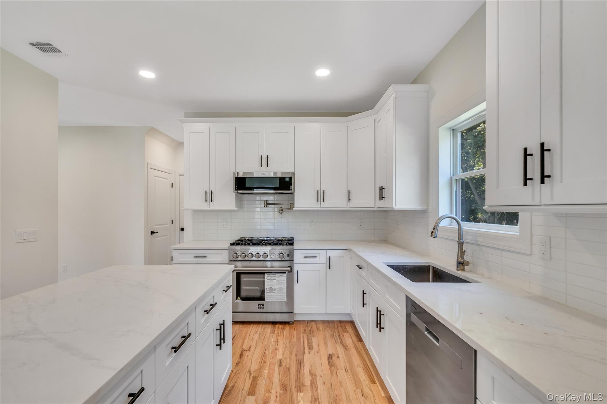 Single Family Pondview Suffolk County, NY 11901, MLS-914709-21