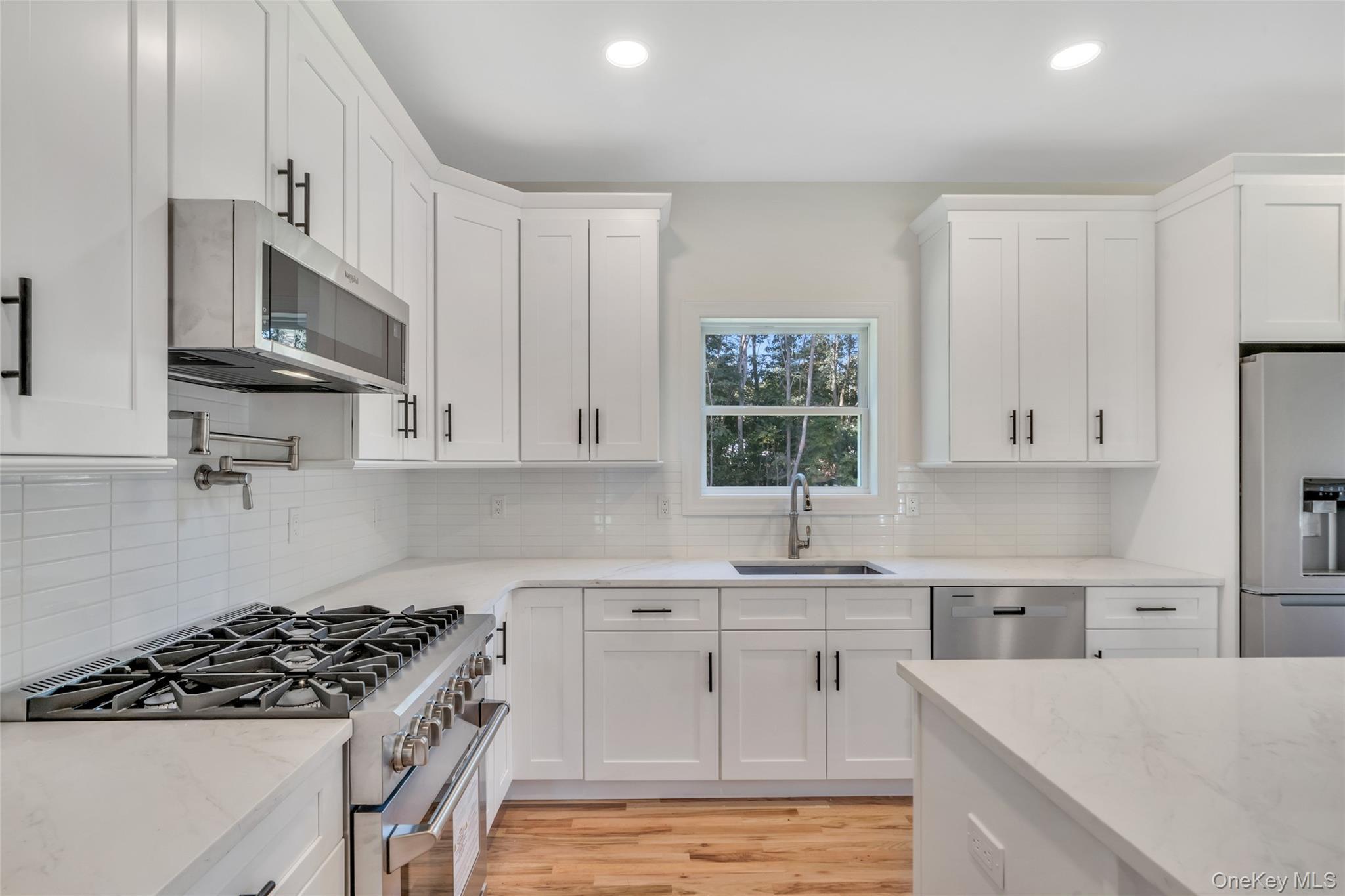 Single Family Pondview Suffolk County, NY 11901, MLS-914709-22