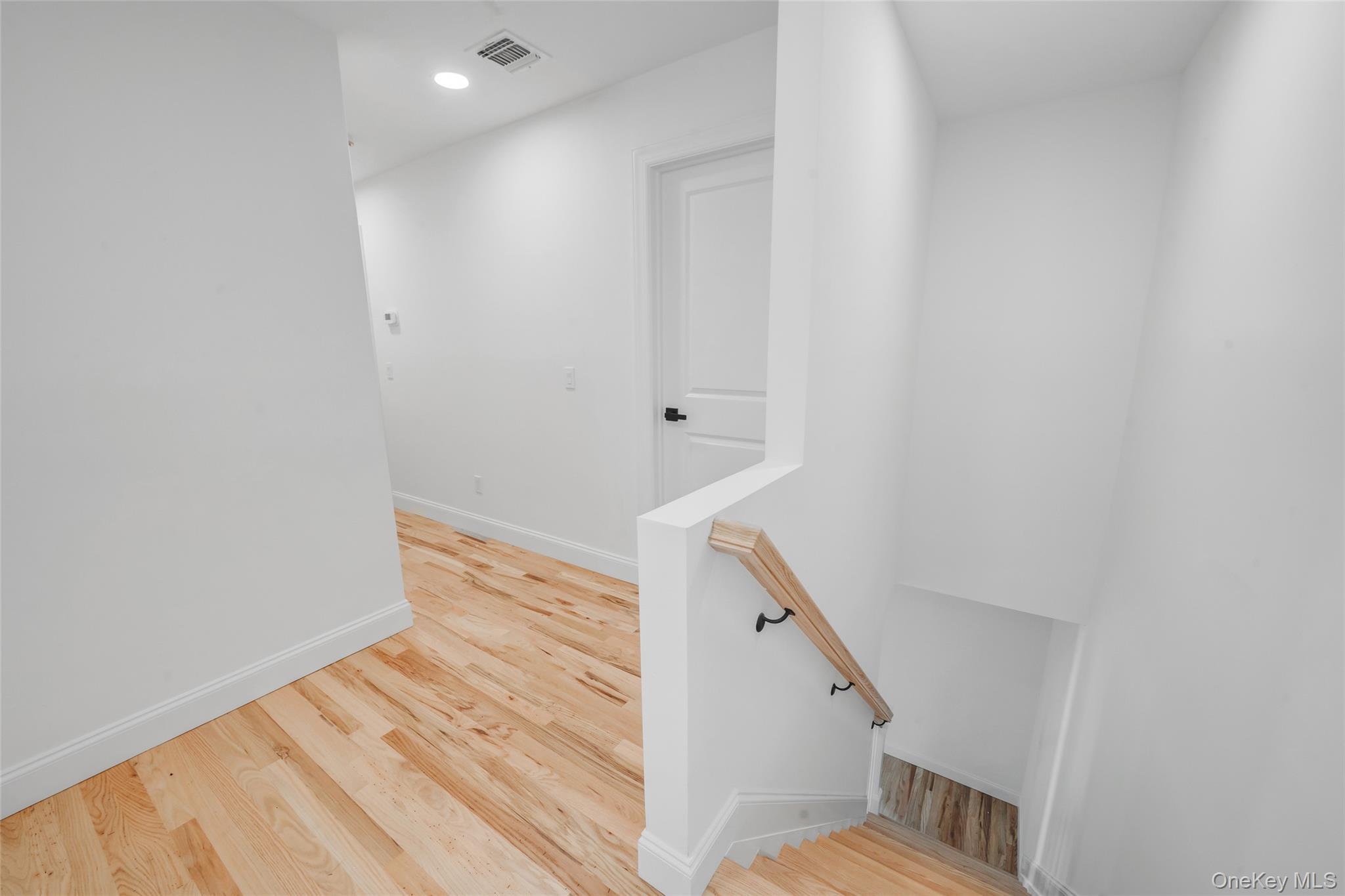 Single Family Pondview Suffolk County, NY 11901, MLS-914709-25