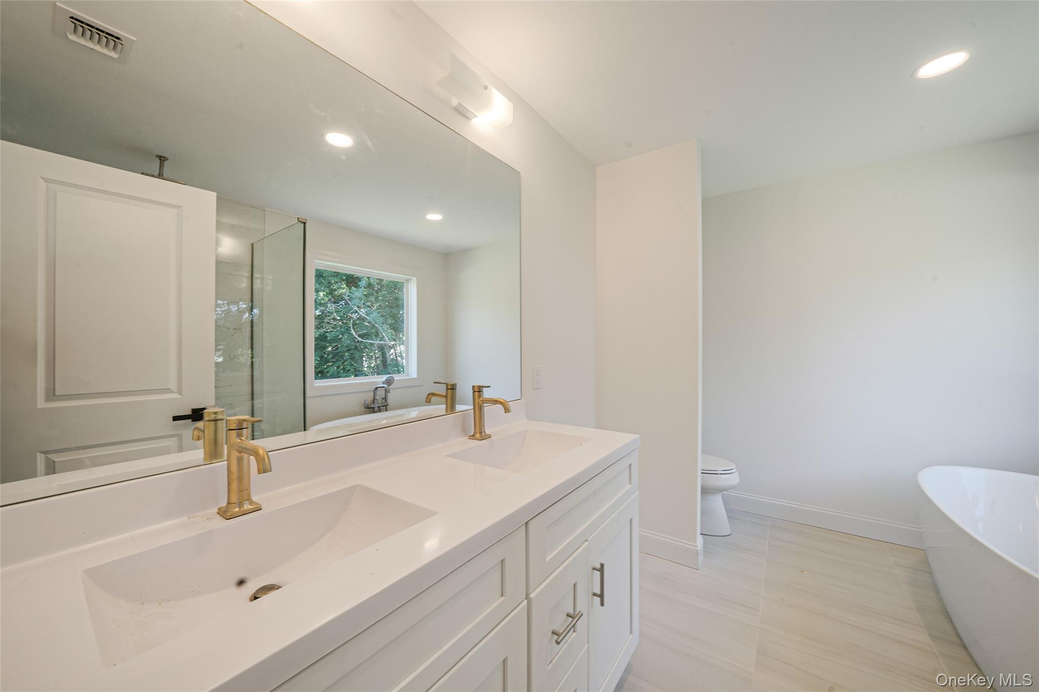 Single Family Pondview Suffolk County, NY 11901, MLS-914709-31