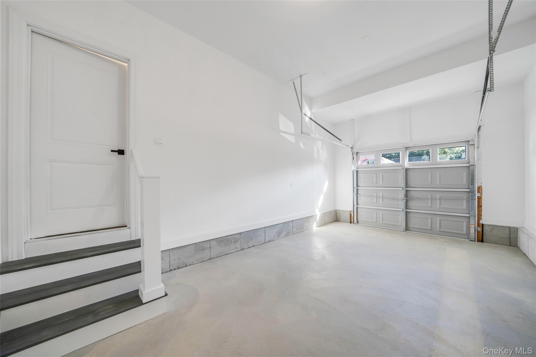 Single Family Pondview Suffolk County, NY 11901, MLS-914709-35