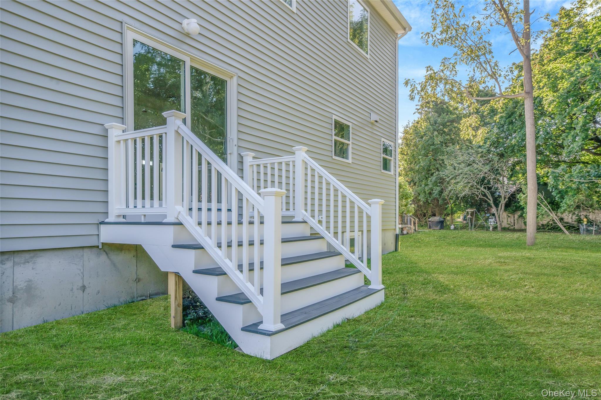 Single Family Pondview Suffolk County, NY 11901, MLS-914709-8