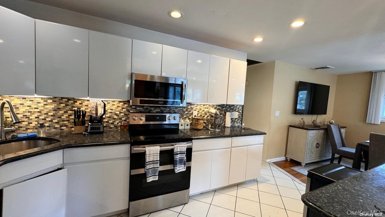 Single Family Deamer  Suffolk County, NY 11746, MLS-915187-2