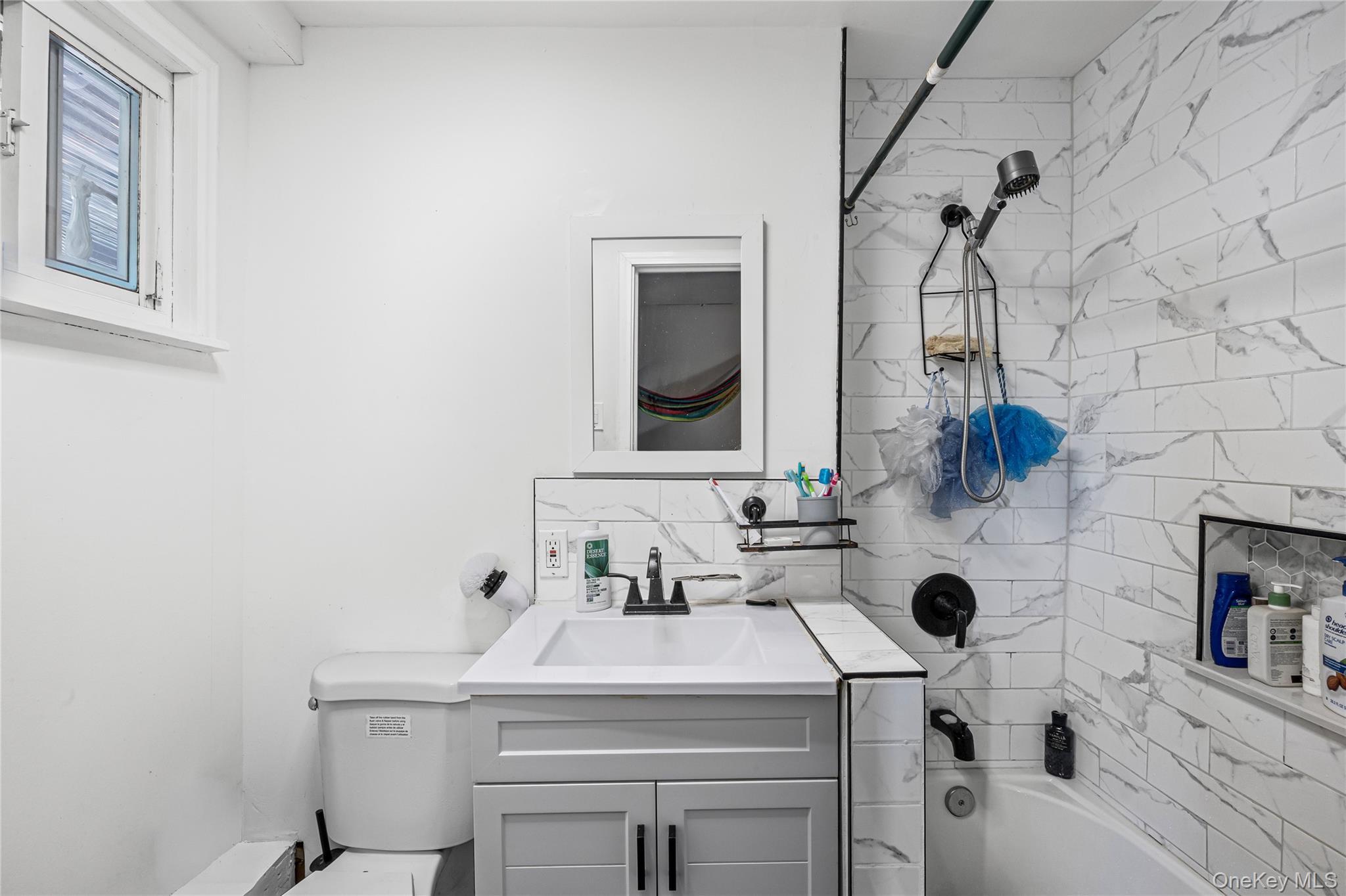 Single Family Oak Suffolk County, NY 11701, MLS-915454-21