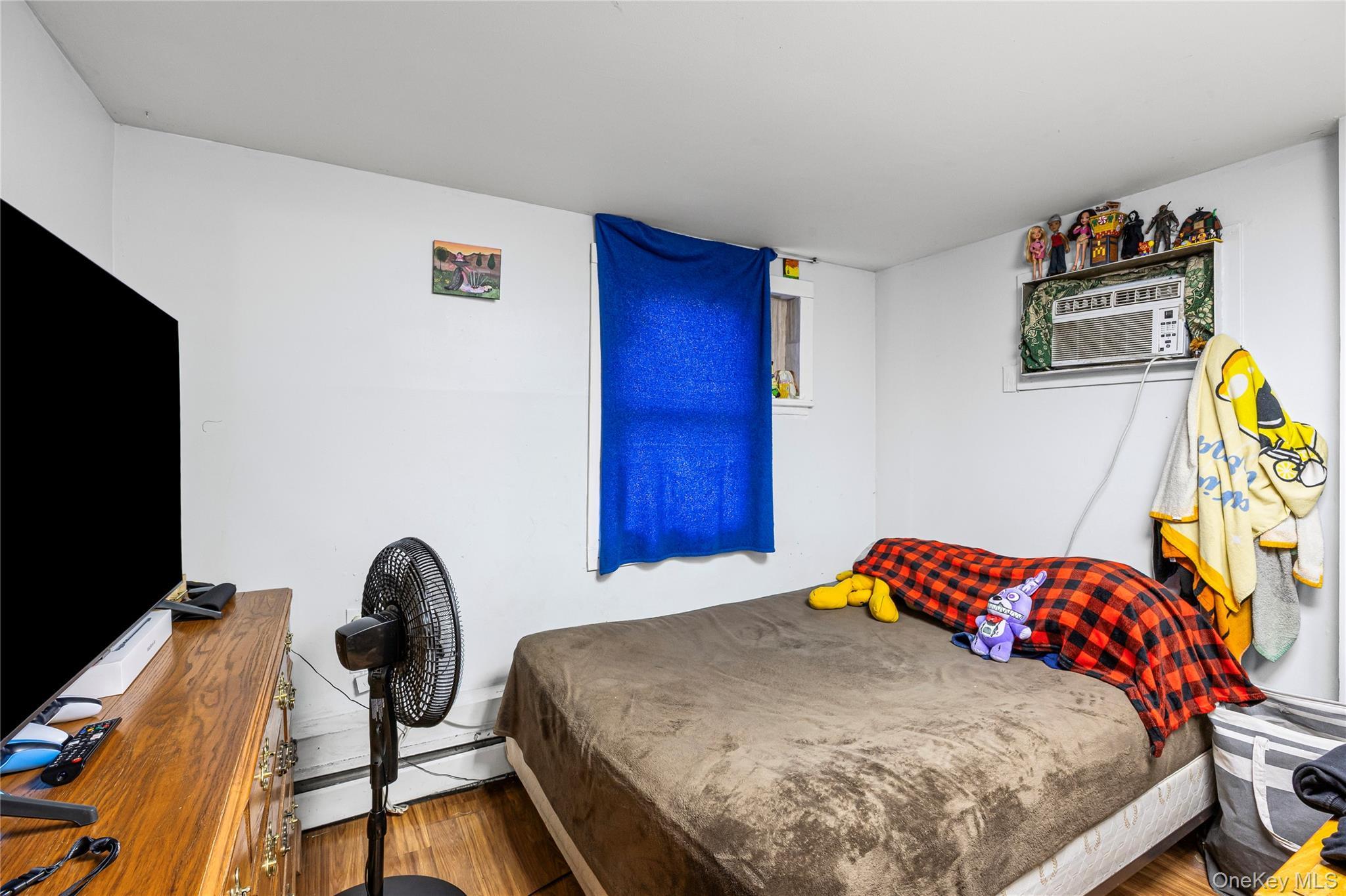 Single Family Oak Suffolk County, NY 11701, MLS-915454-23