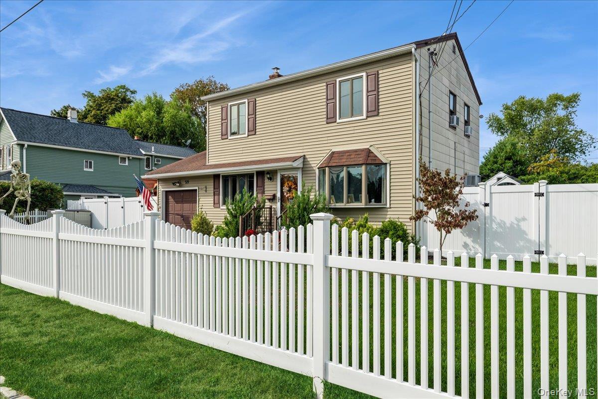 Single Family Grand  Suffolk County, NY 11731, MLS-915648-3