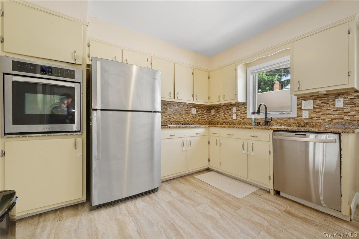 Single Family Grand  Suffolk County, NY 11731, MLS-915648-8