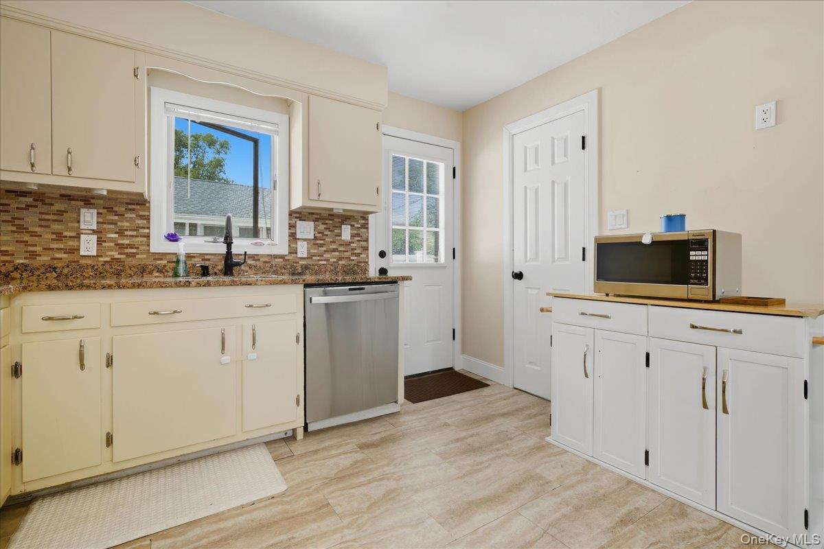 Single Family Grand  Suffolk County, NY 11731, MLS-915648-9