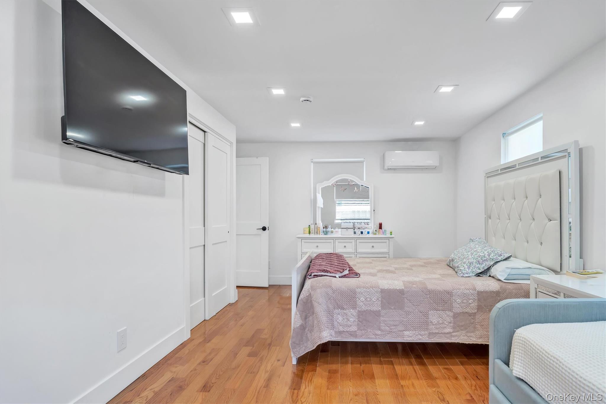 Single Family Southside  Nassau County, NY 11520, MLS-915660-25