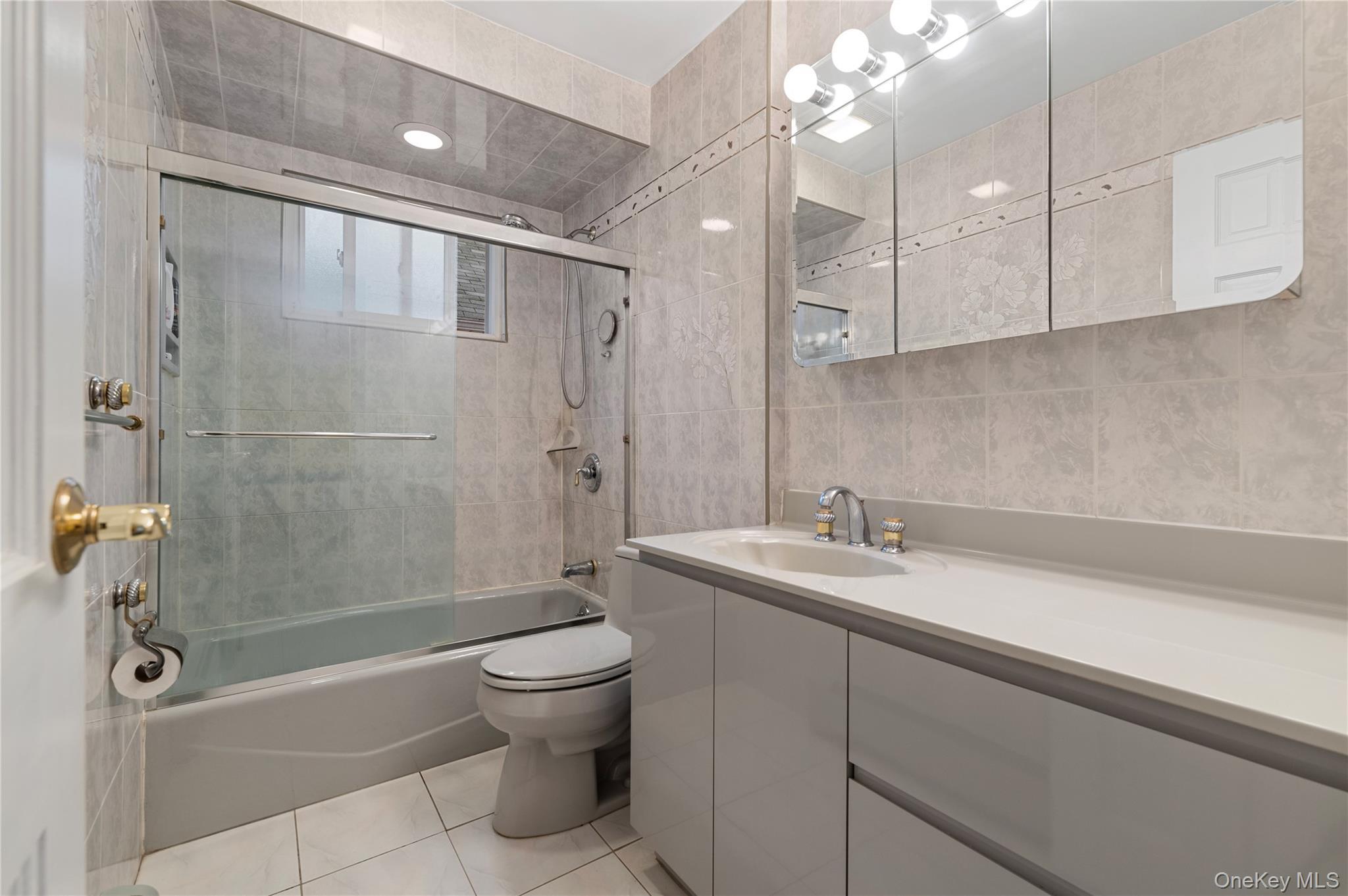 Single Family Haven  Nassau County, NY 11580, MLS-915701-11