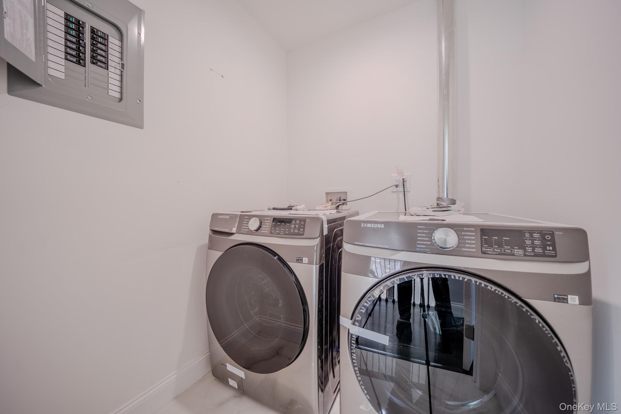 Single Family Spruce Nassau County, NY 11801, MLS-915728-36