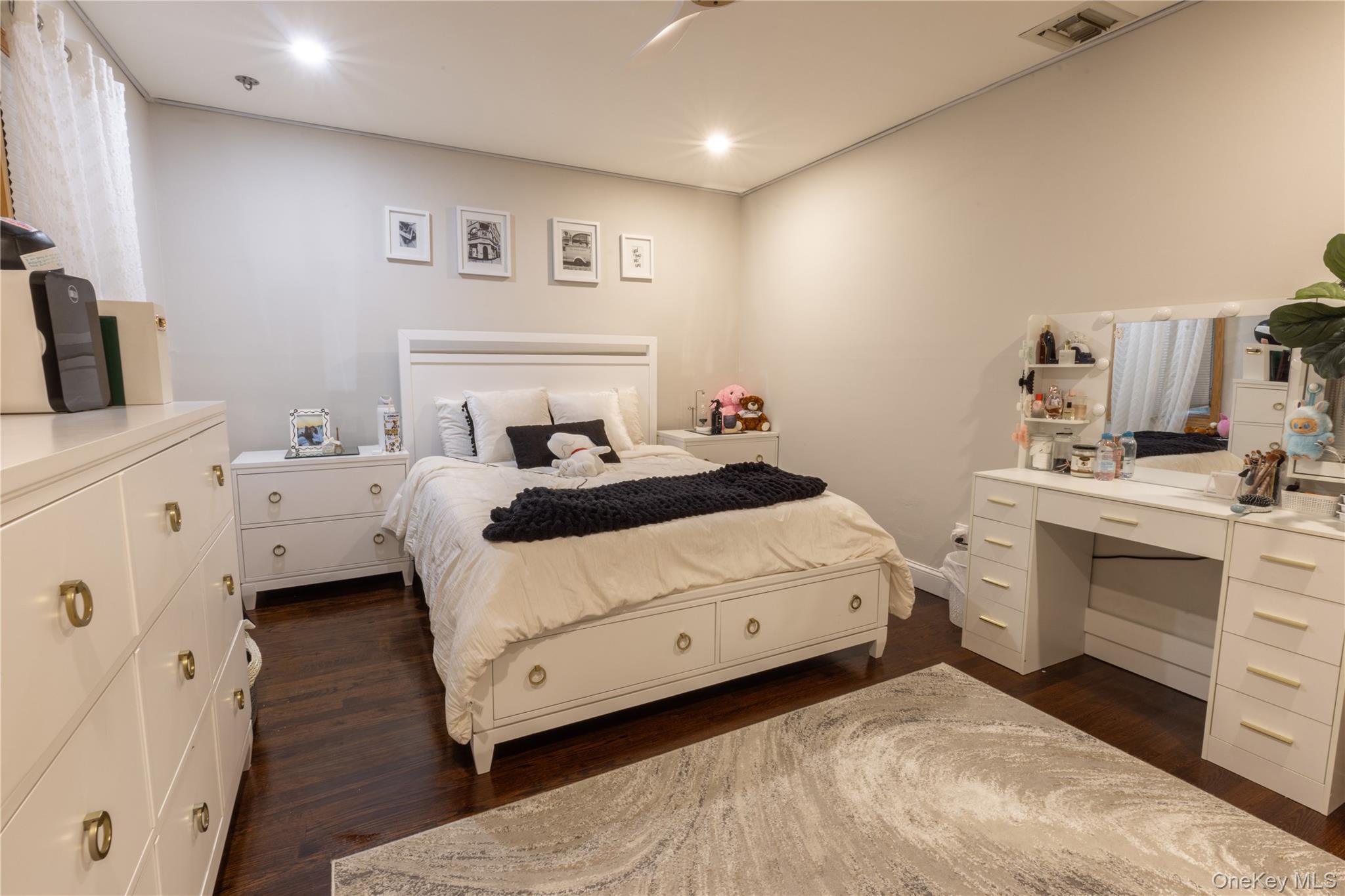 Single Family Jason Nassau County, NY 11710, MLS-916135-25