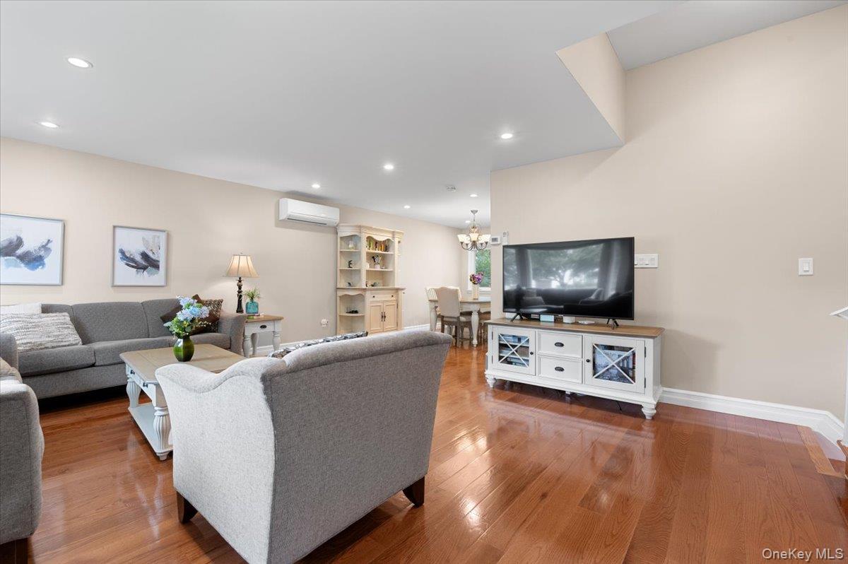 Single Family Mellow Nassau County, NY 11753, MLS-916157-4