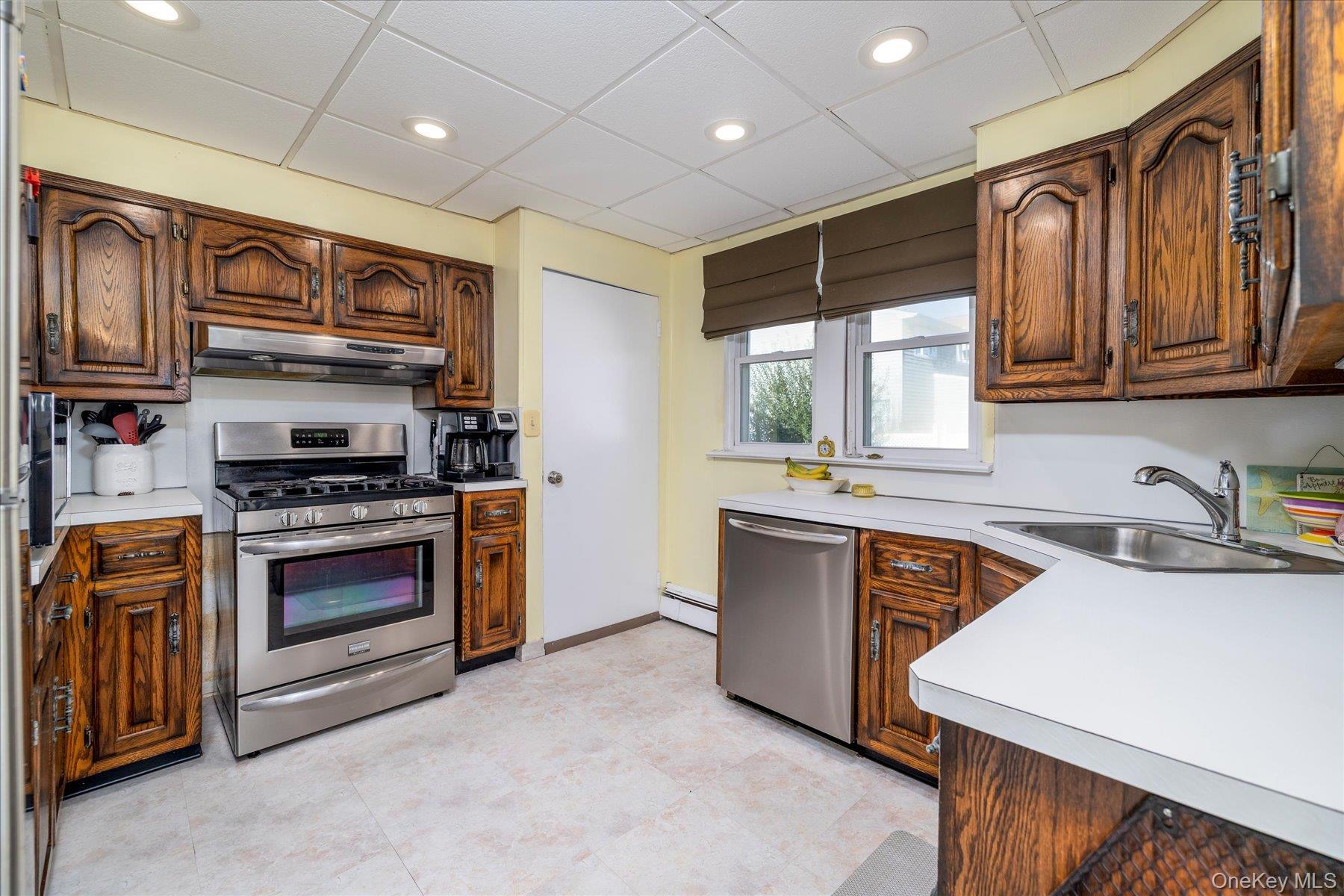 Single Family Grand  Nassau County, NY 11510, MLS-916215-11