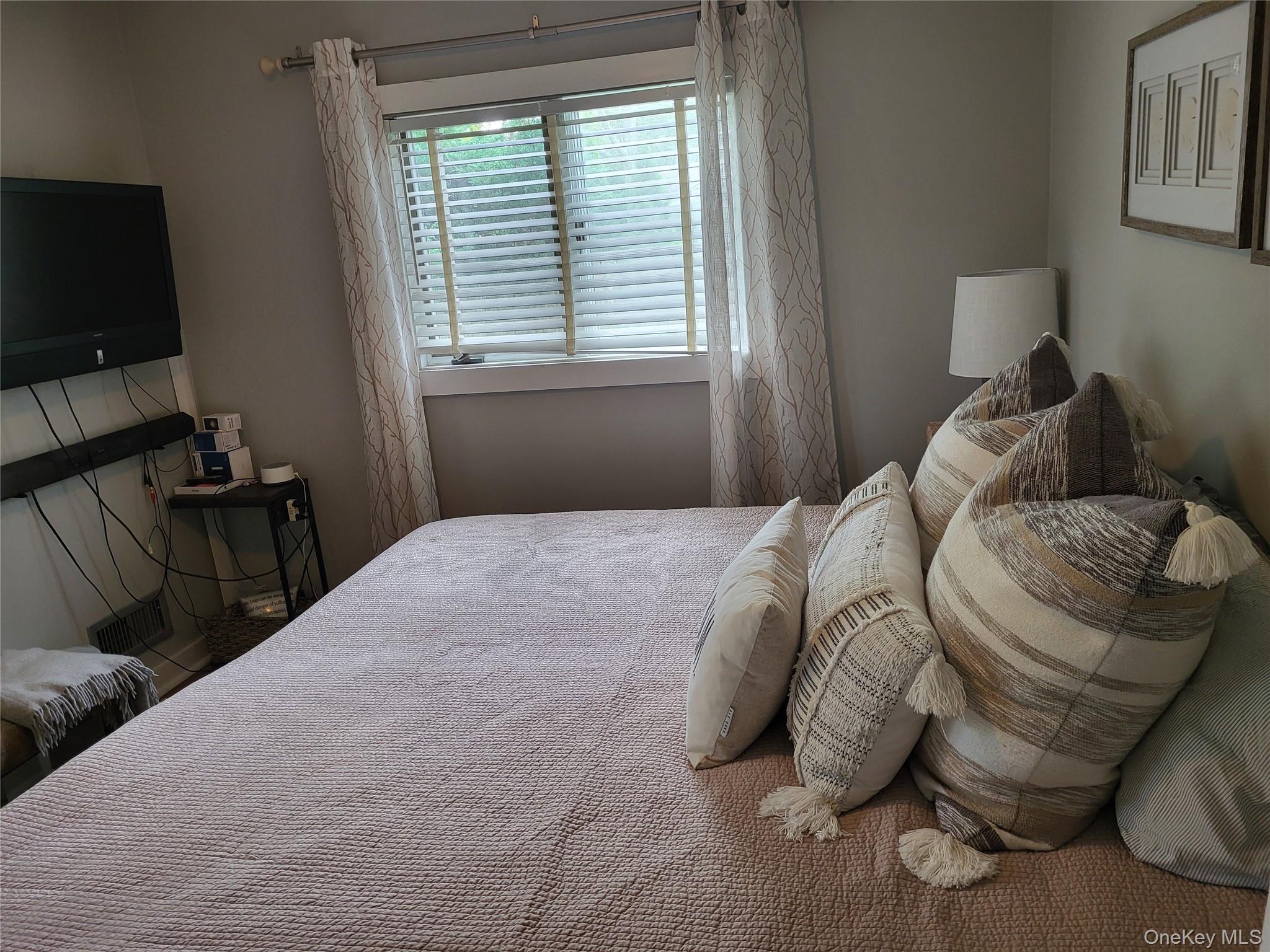 Single Family Wilson Suffolk County, NY 11946, MLS-916318-8