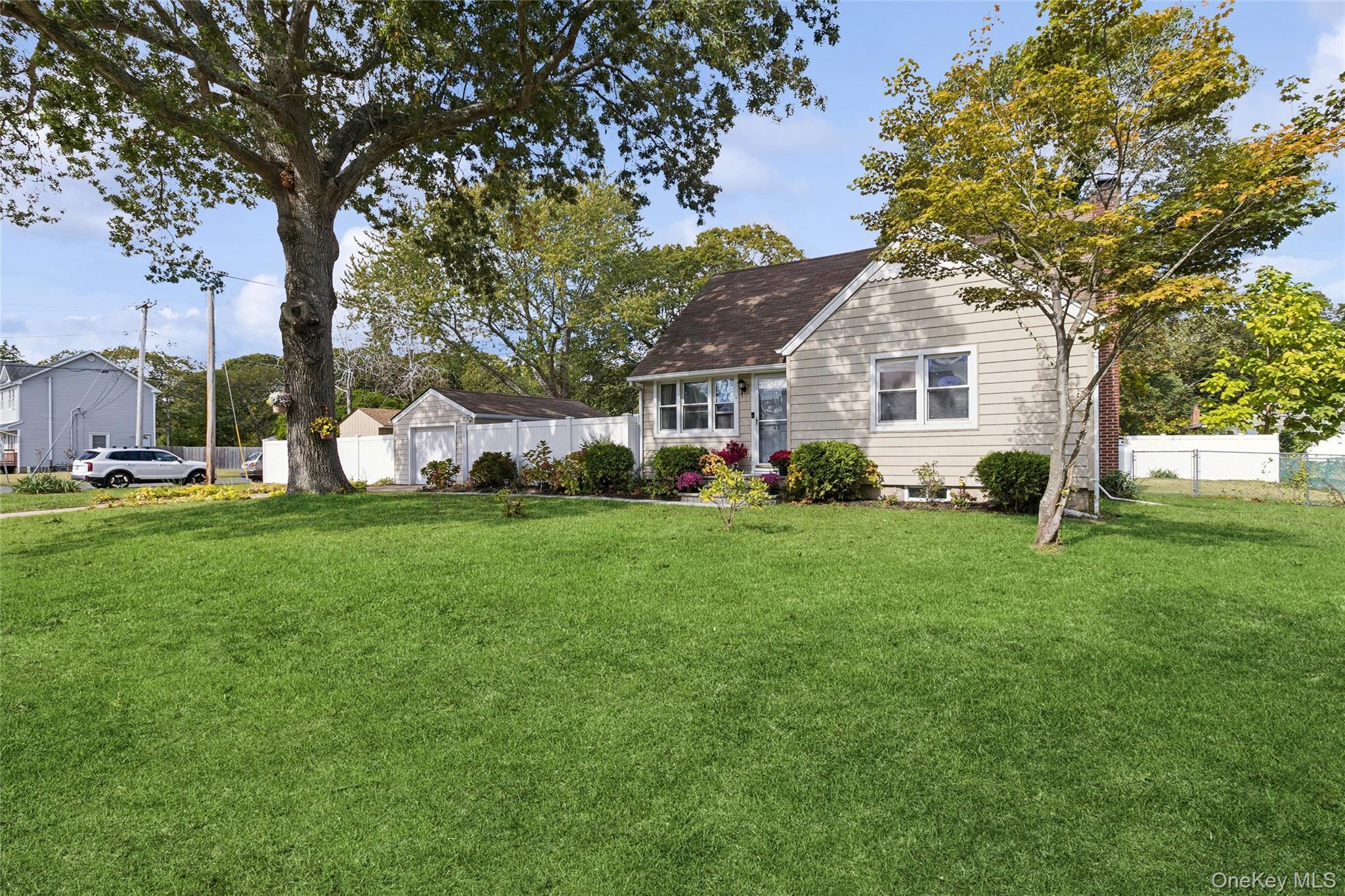 Single Family Pinetop Suffolk County, NY 11967, MLS-916464-2