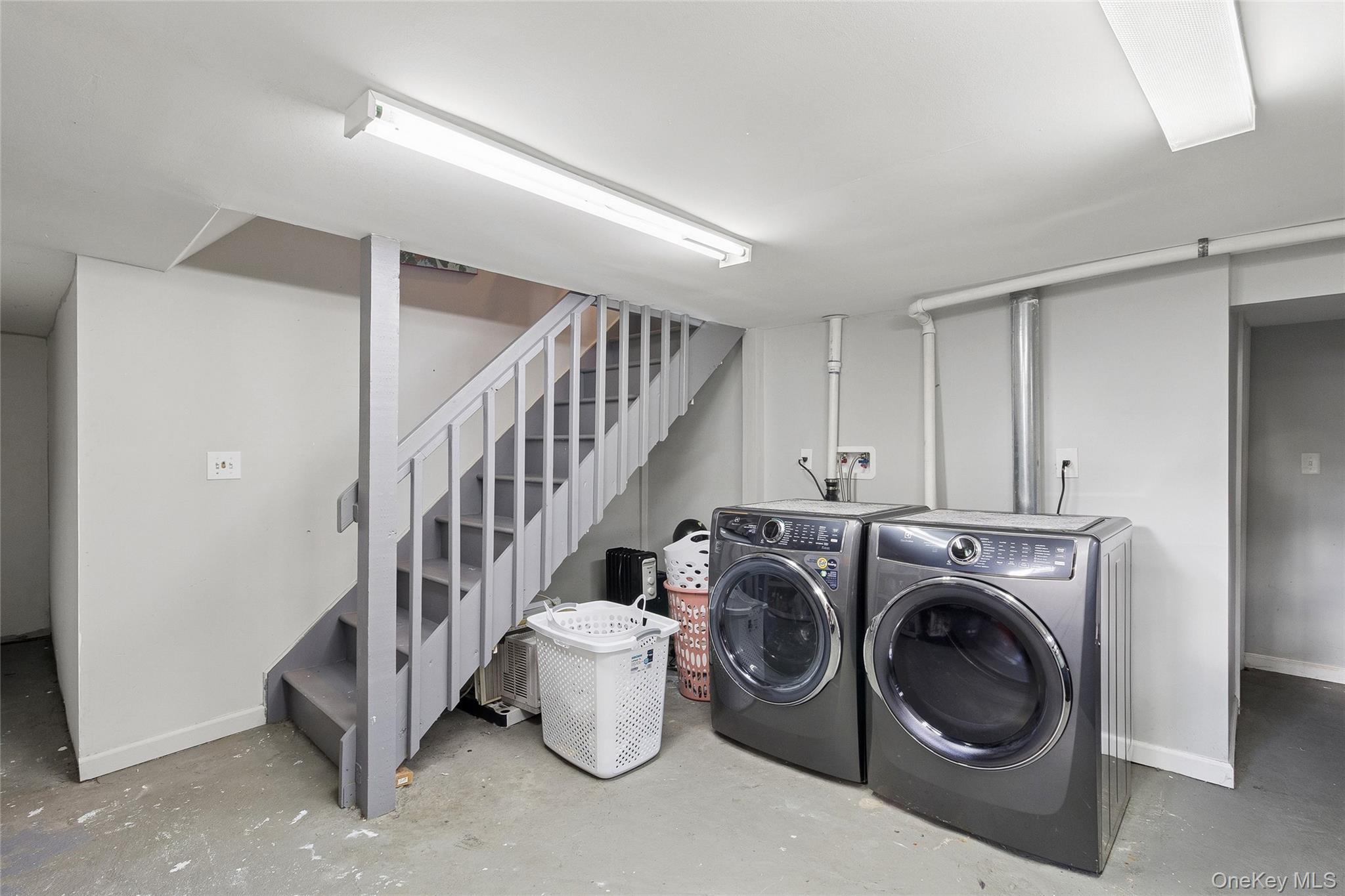 Single Family Pinetop Suffolk County, NY 11967, MLS-916464-25