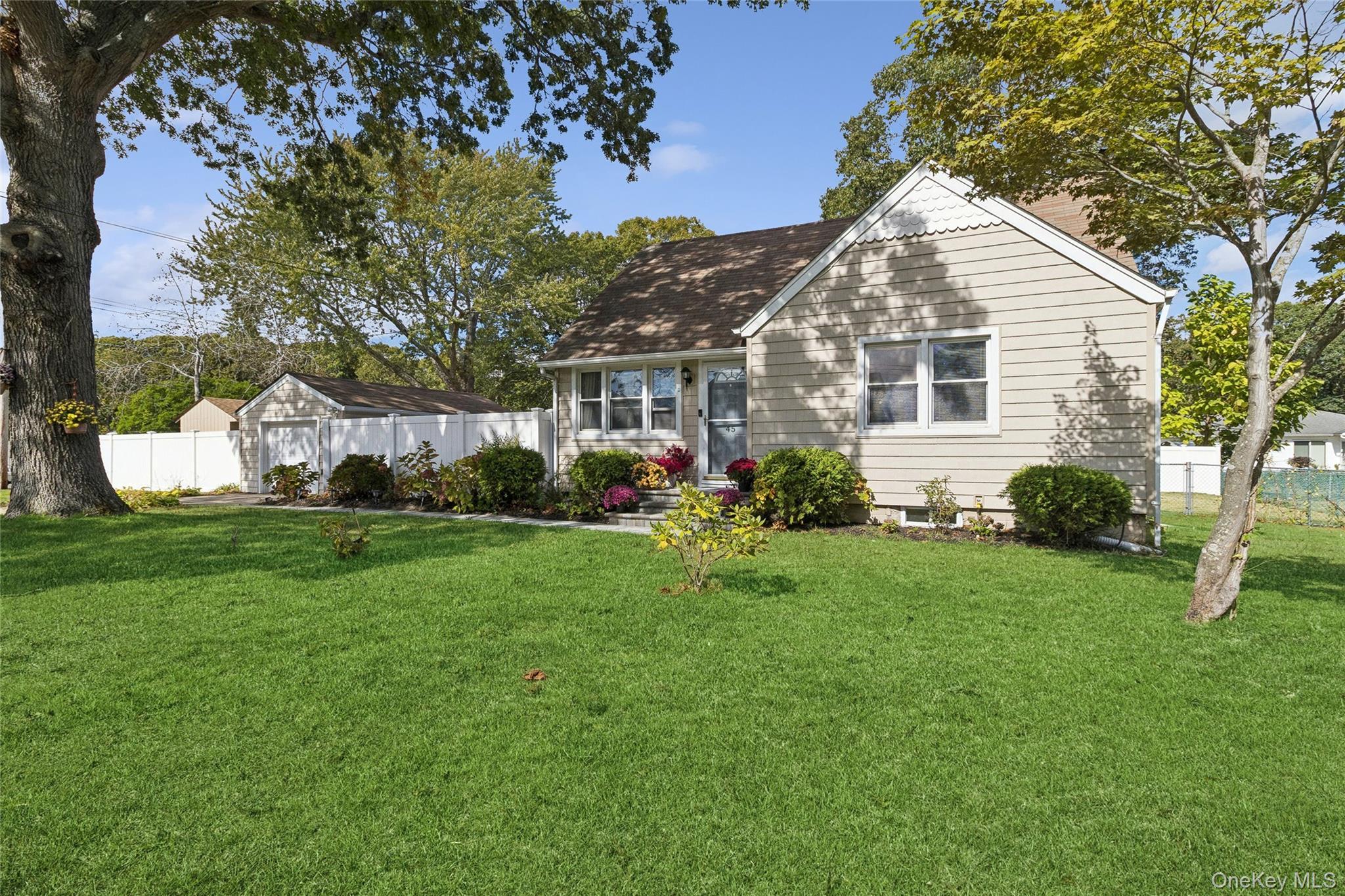 Single Family Pinetop Suffolk County, NY 11967, MLS-916464-3