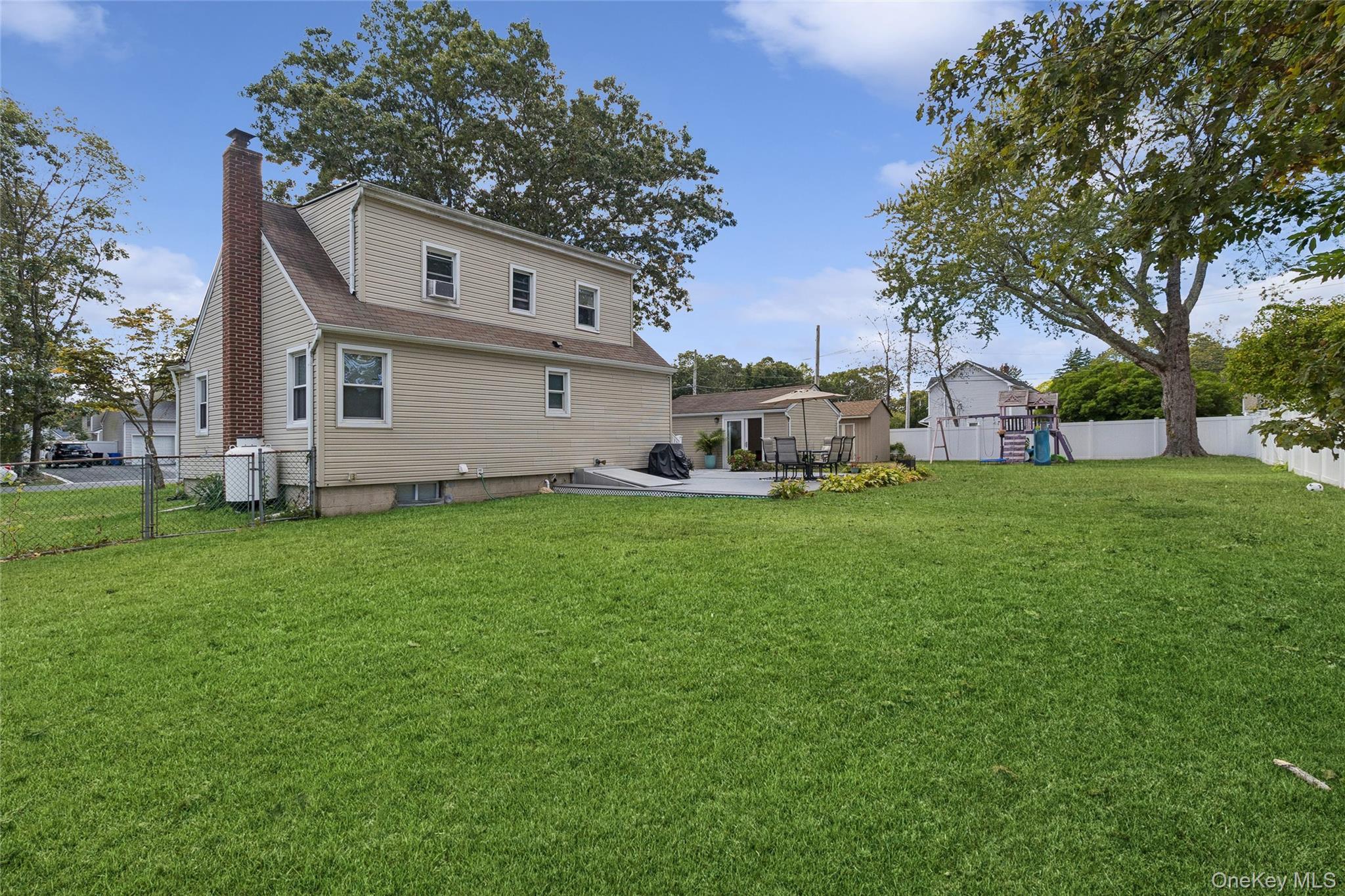 Single Family Pinetop Suffolk County, NY 11967, MLS-916464-34