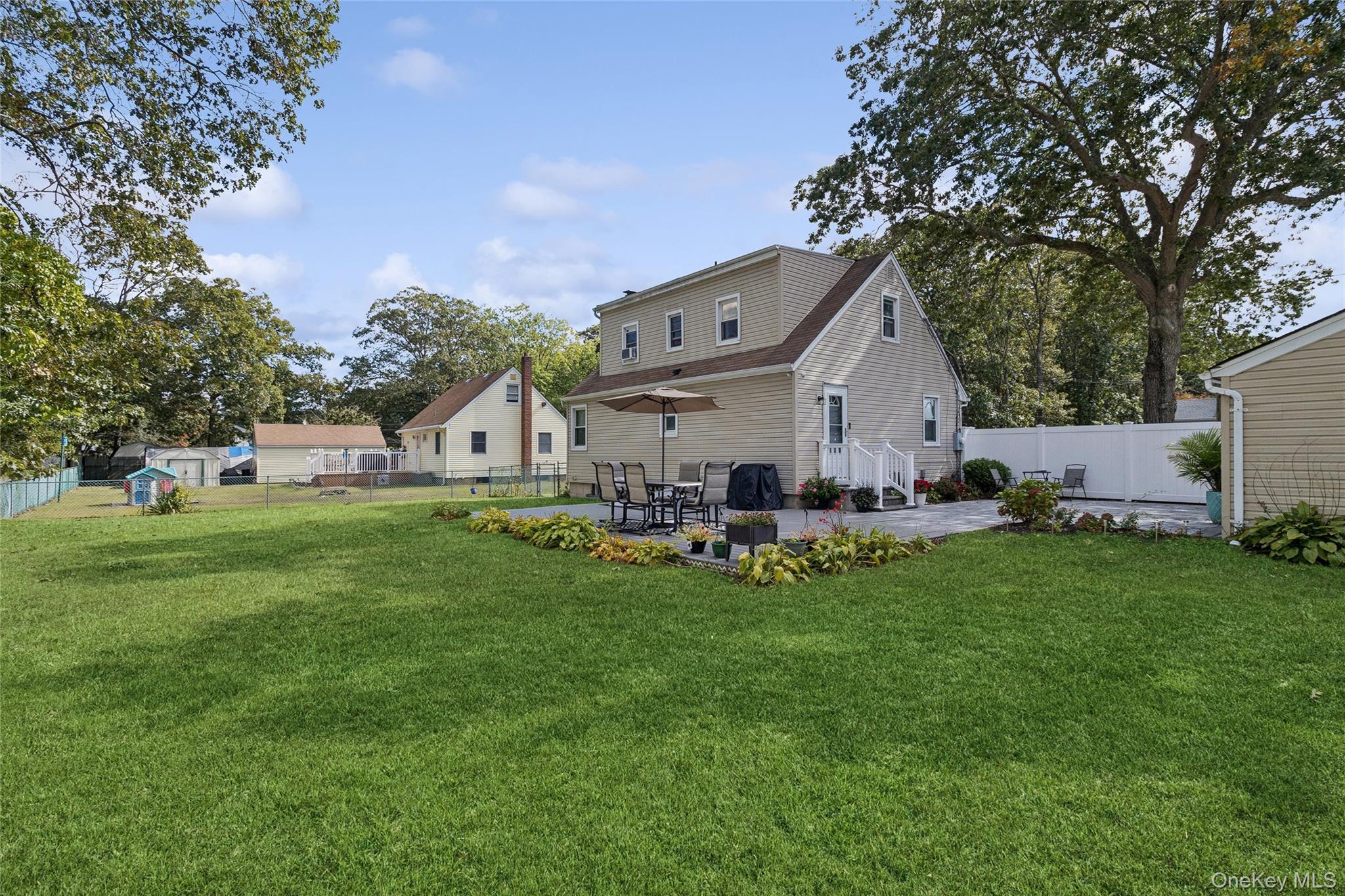 Single Family Pinetop Suffolk County, NY 11967, MLS-916464-35