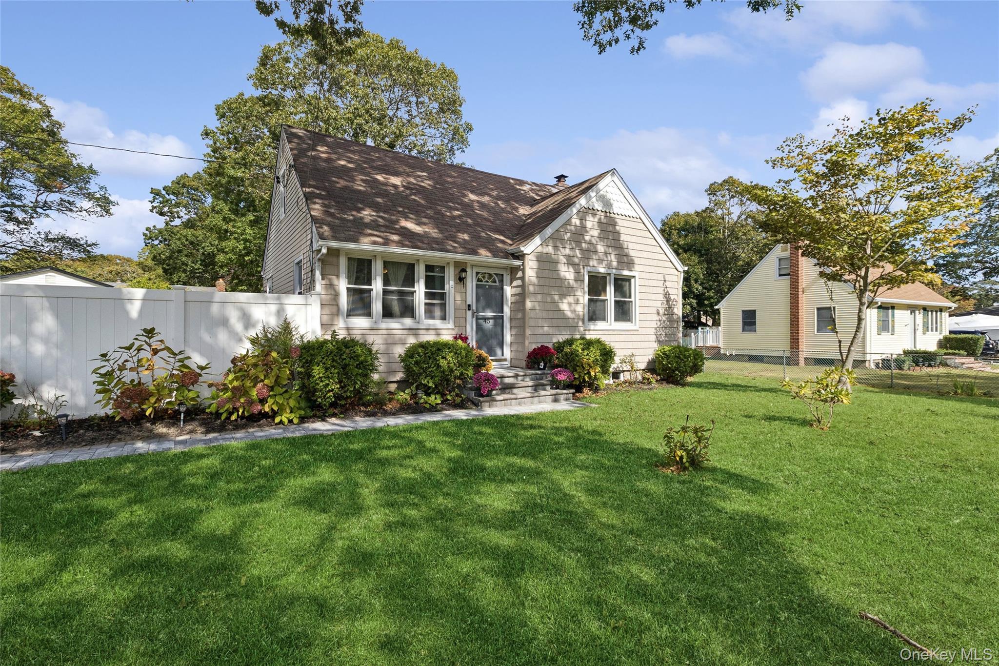 Single Family Pinetop Suffolk County, NY 11967, MLS-916464-4