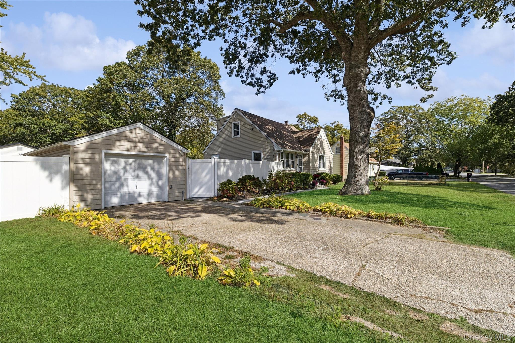 Single Family Pinetop Suffolk County, NY 11967, MLS-916464-5