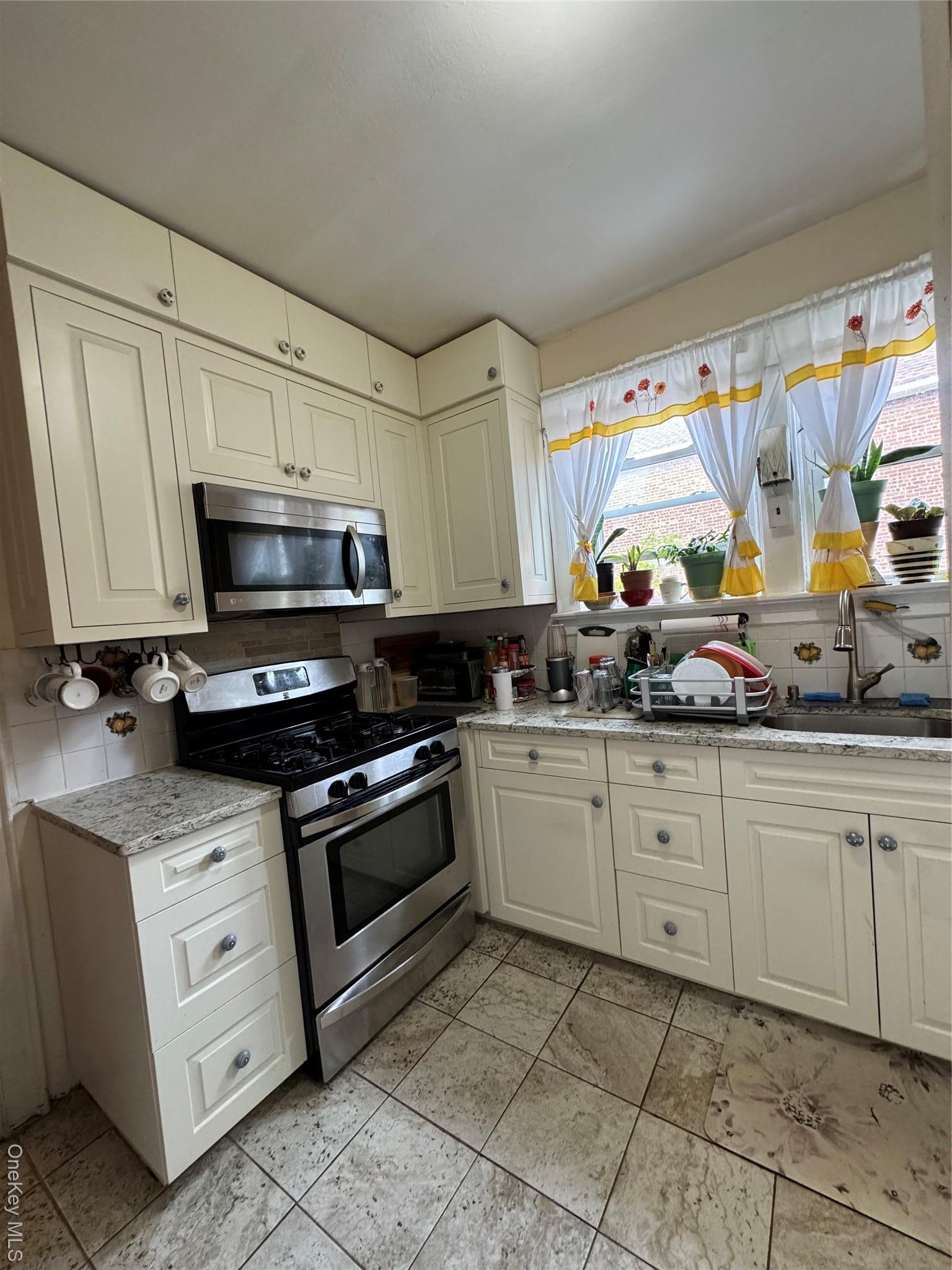 Single Family Strang  Bronx, NY 10466, MLS-916665-11
