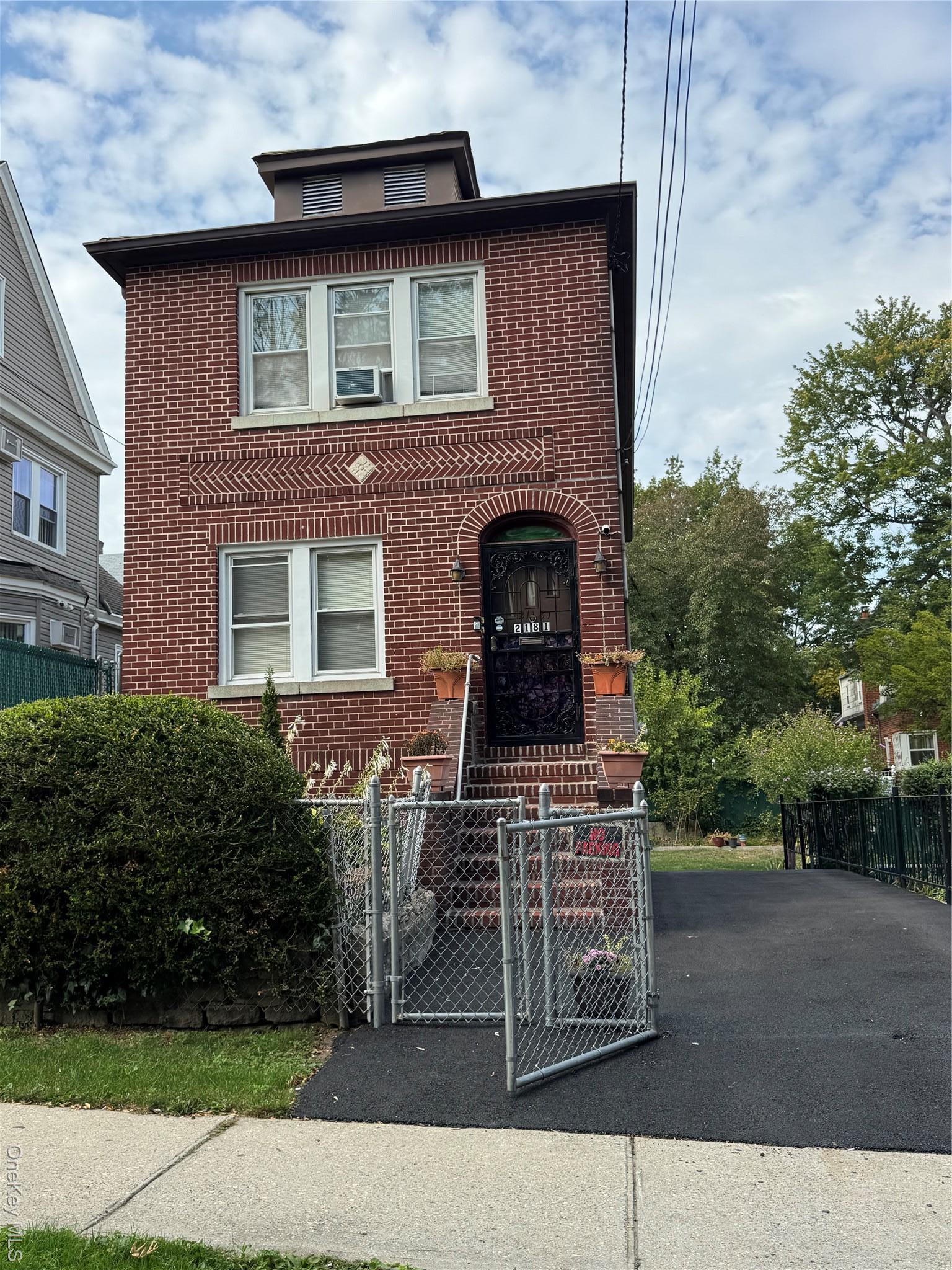 Single Family Strang  Bronx, NY 10466, MLS-916665-2
