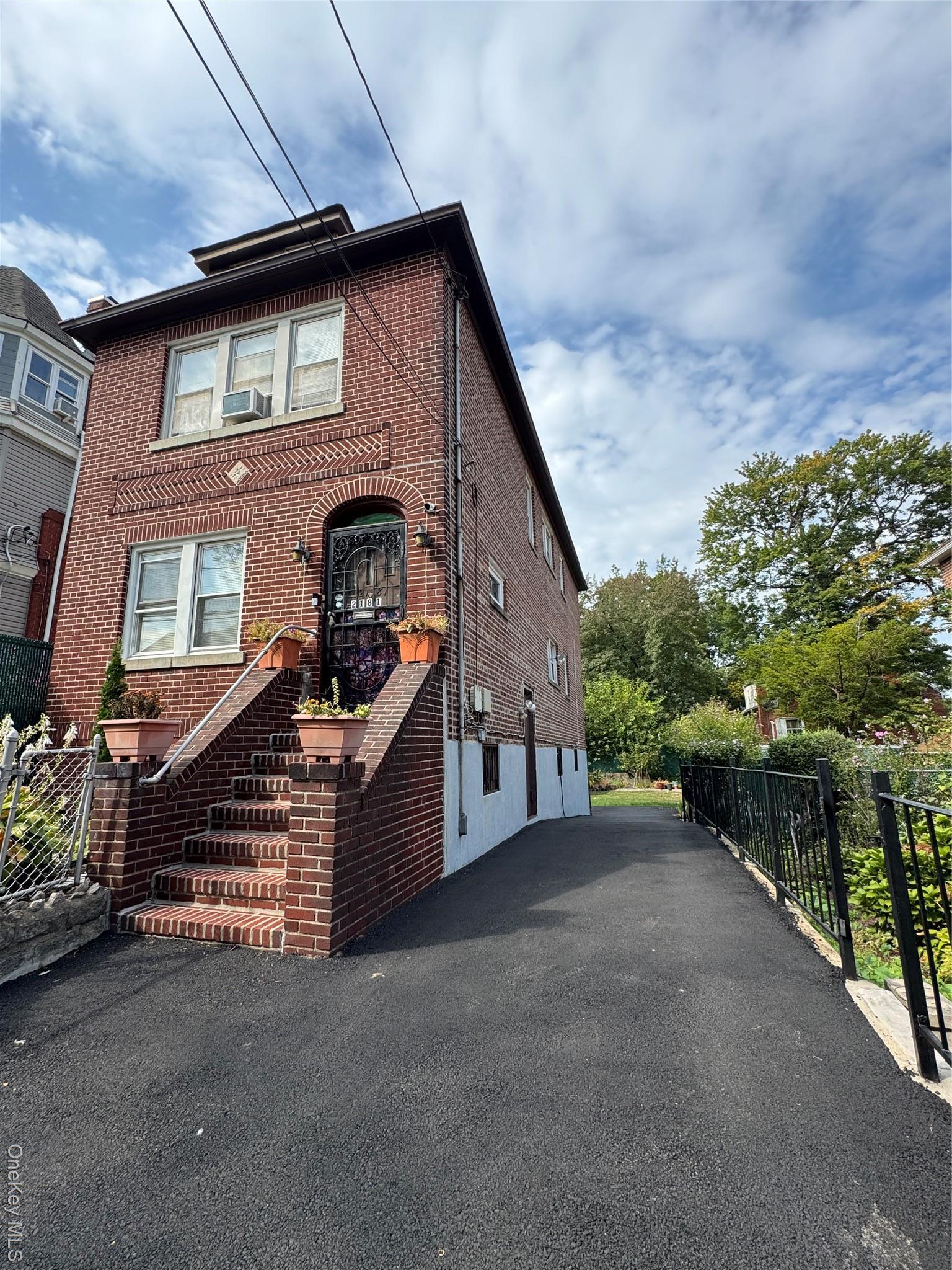 Single Family Strang  Bronx, NY 10466, MLS-916665-3